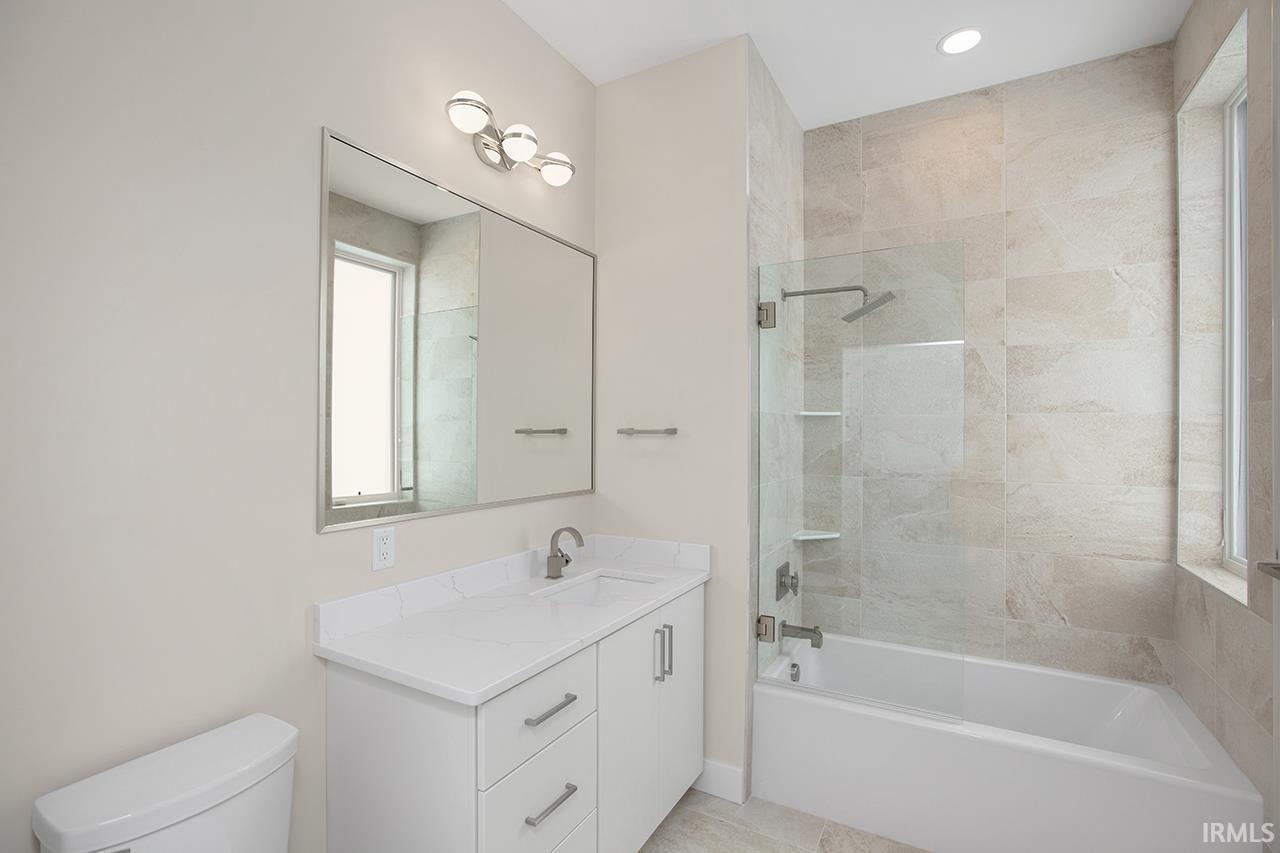 Photo 24 of 960 E Jackson, 302 Boulevard