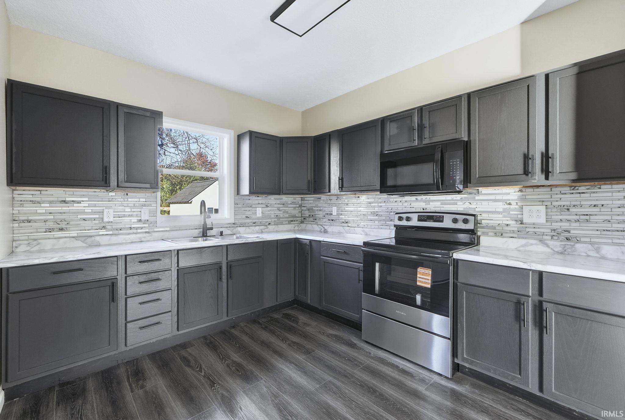 Photo 14 of 707 Richmond Street