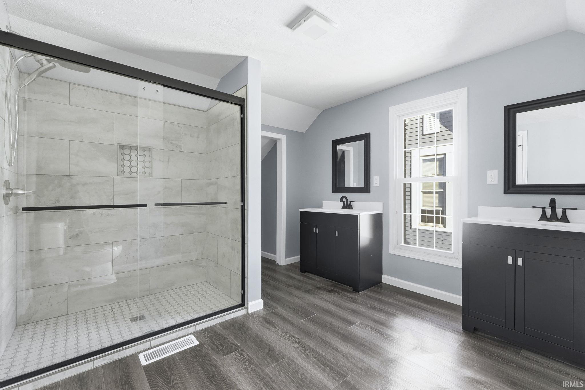 Photo 4 of 707 Richmond Street