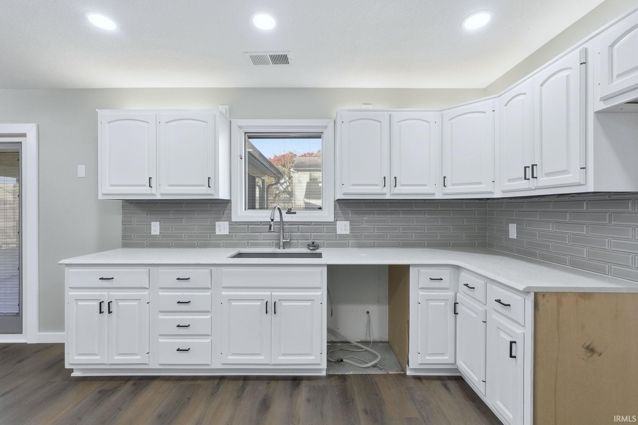 Photo 11 of 2415 Knollwood Court