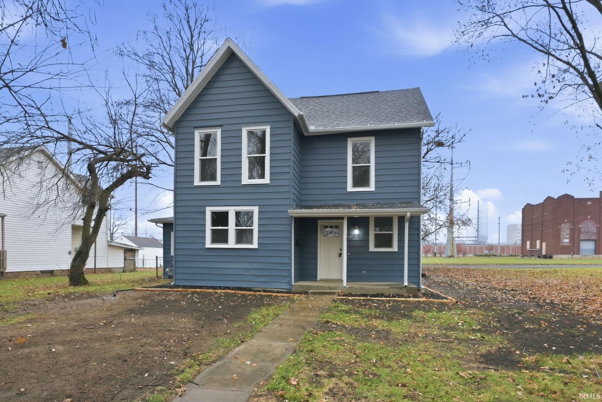Traditional-style house with roof with shingles