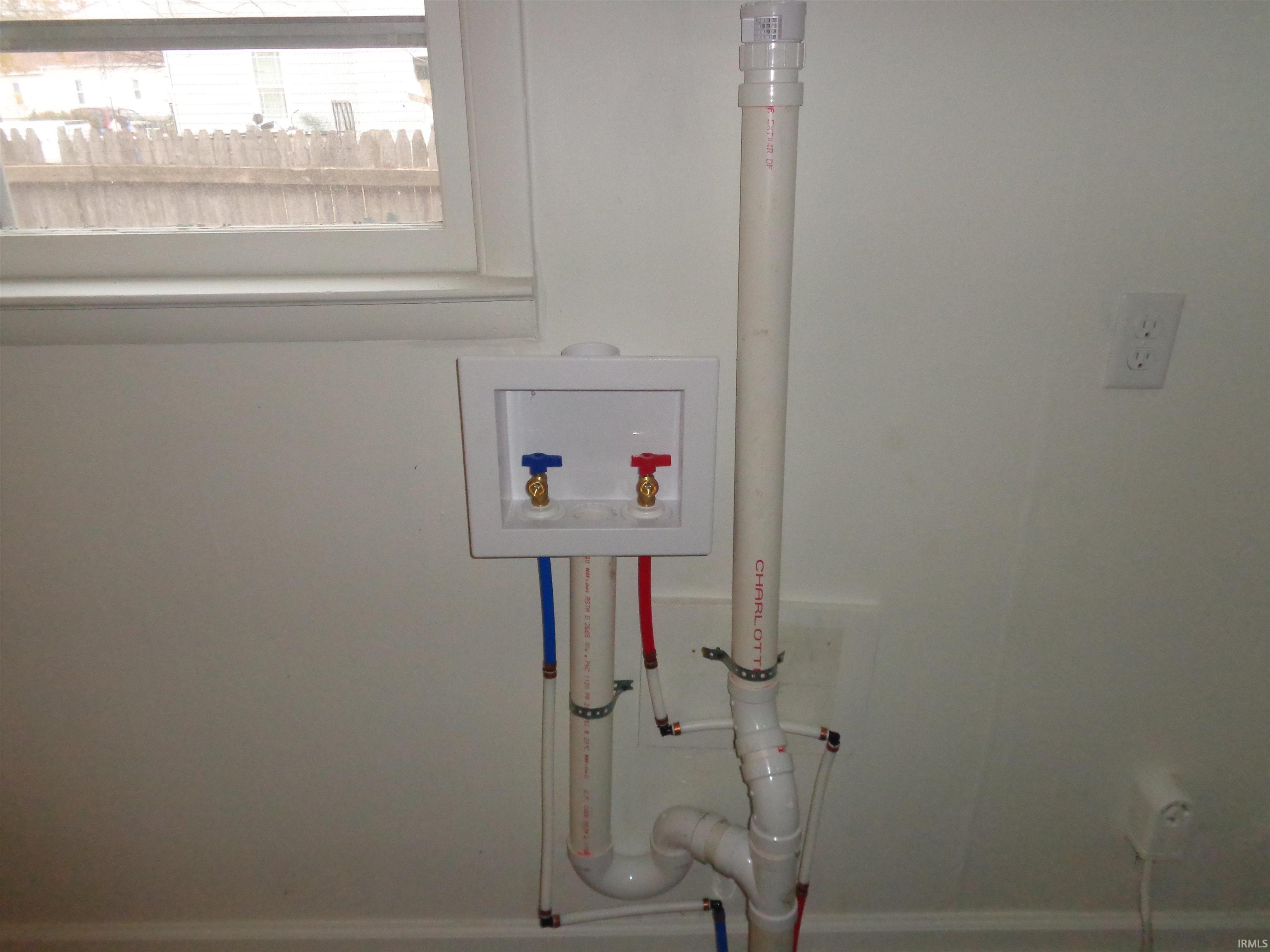 Laundry view of baseboards