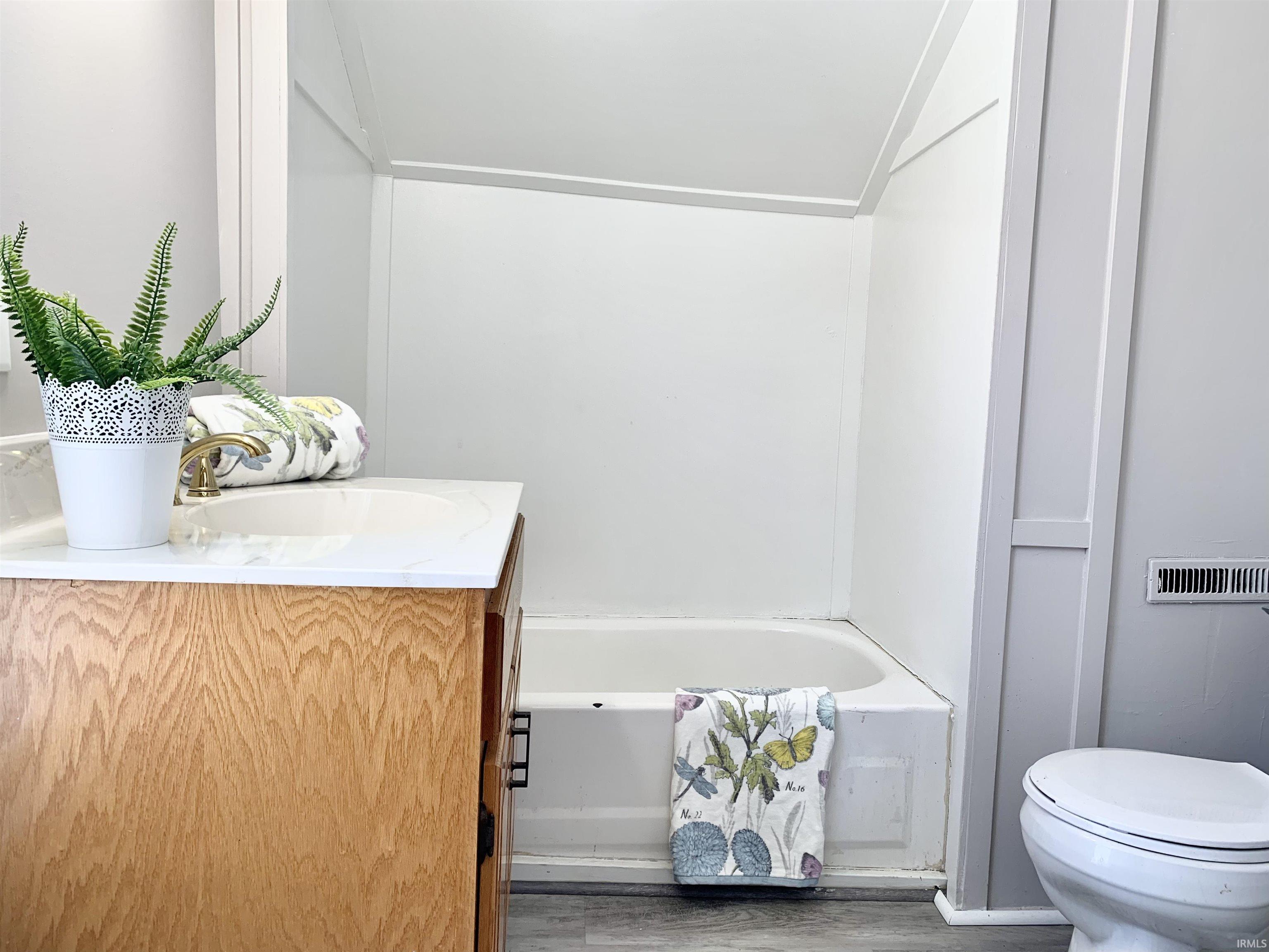 Photo 12 of 1030 Middlebury Street