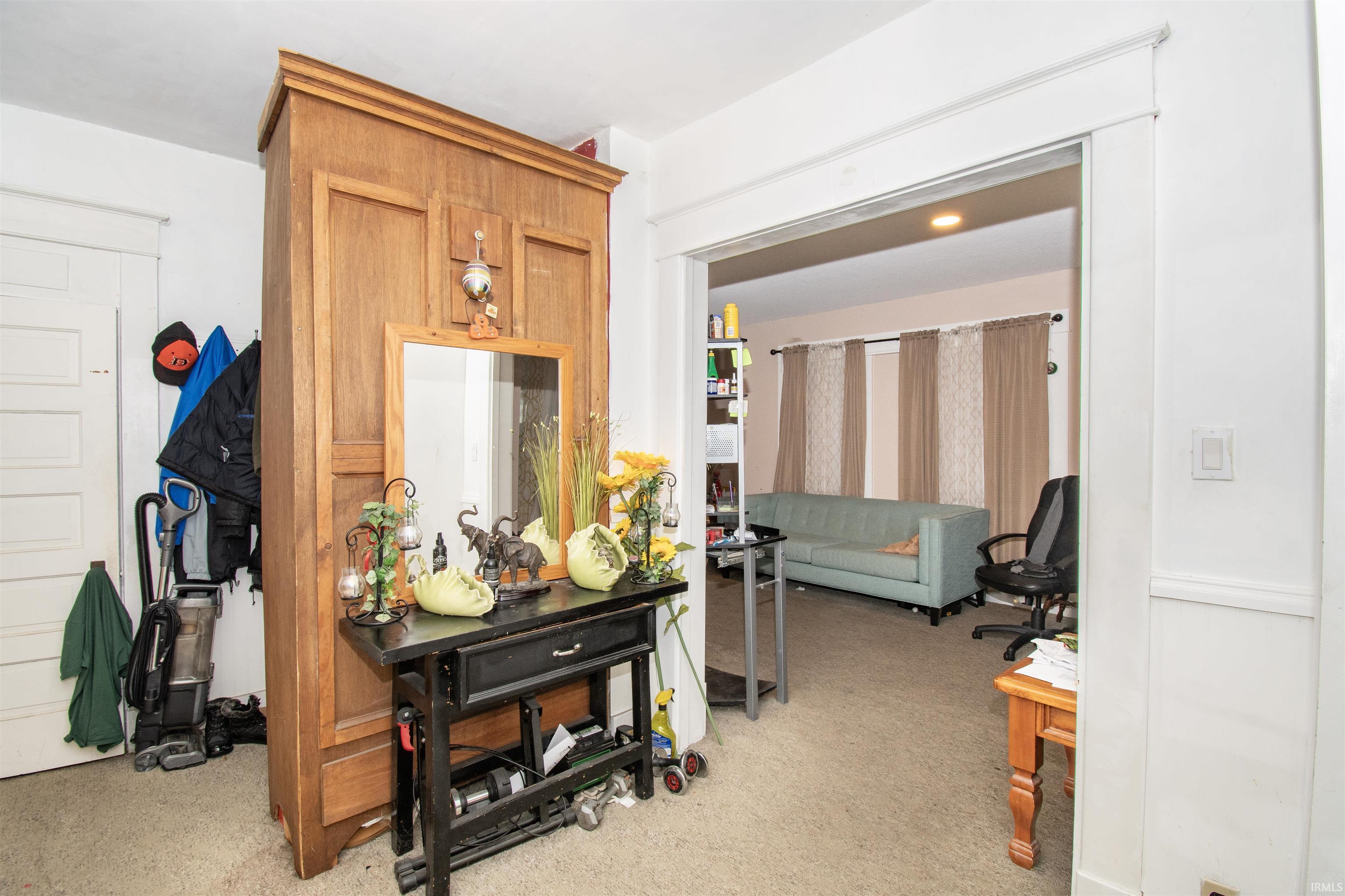 Corridor with light carpet