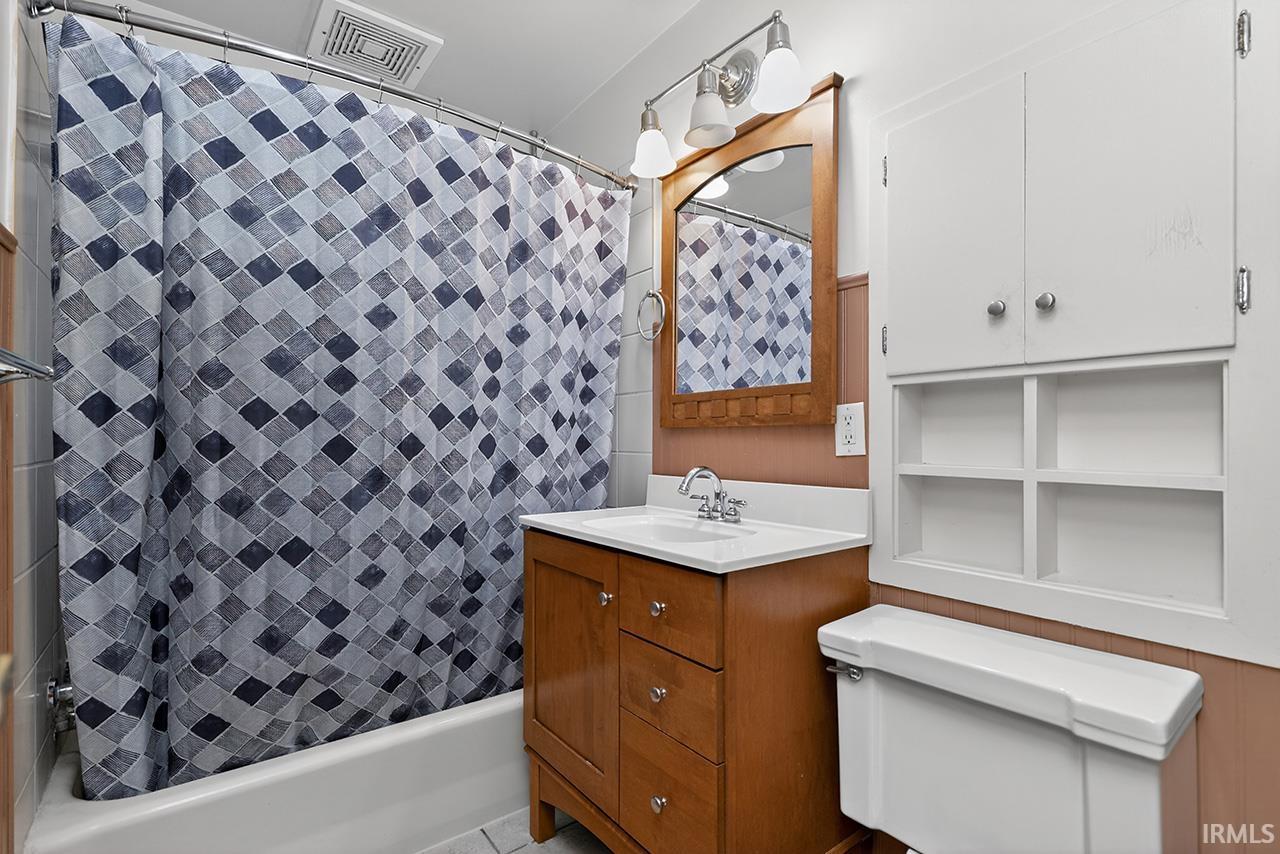 Full bath with vanity and shower / tub combo with curtain