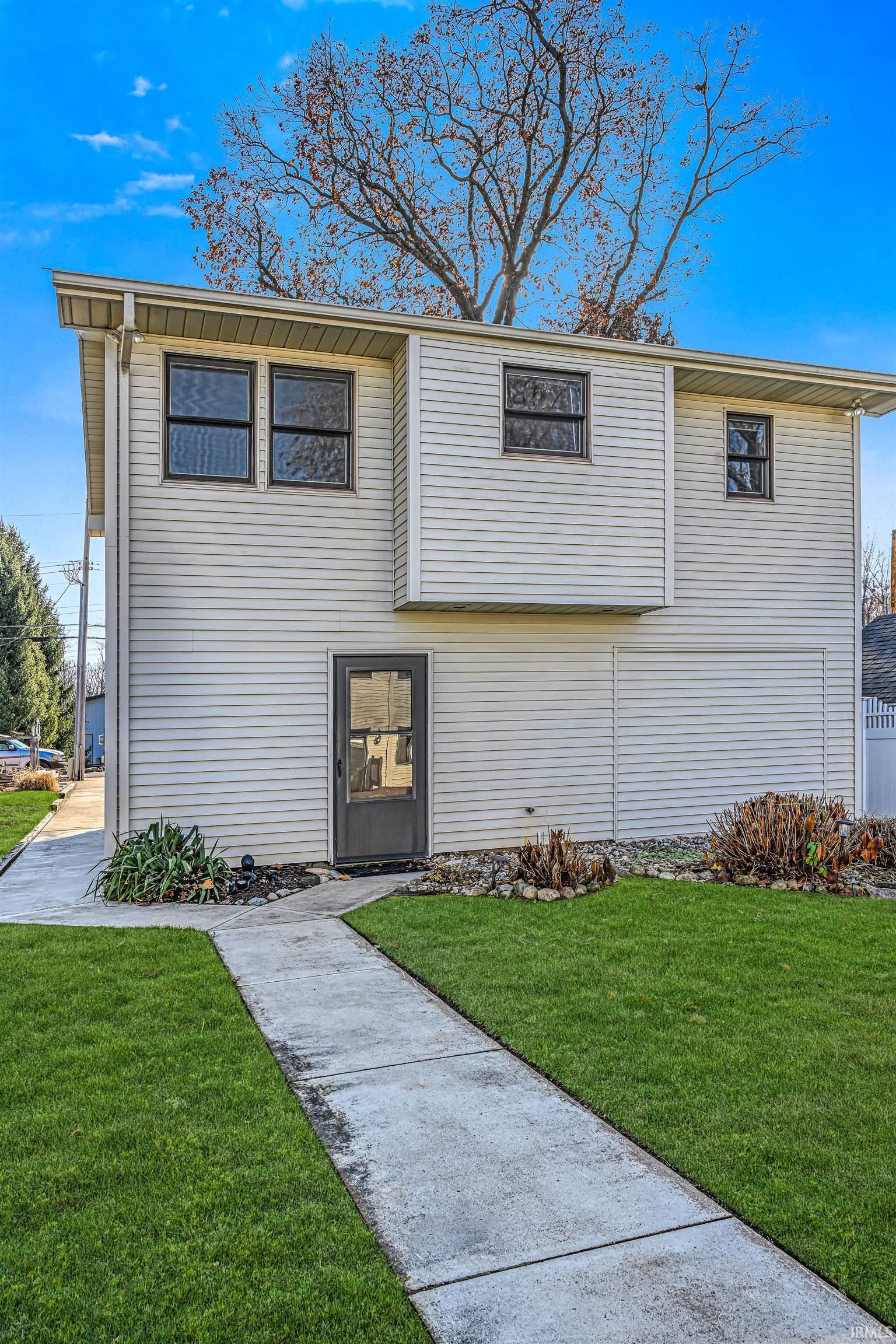 View of front of home featuring a front lawn