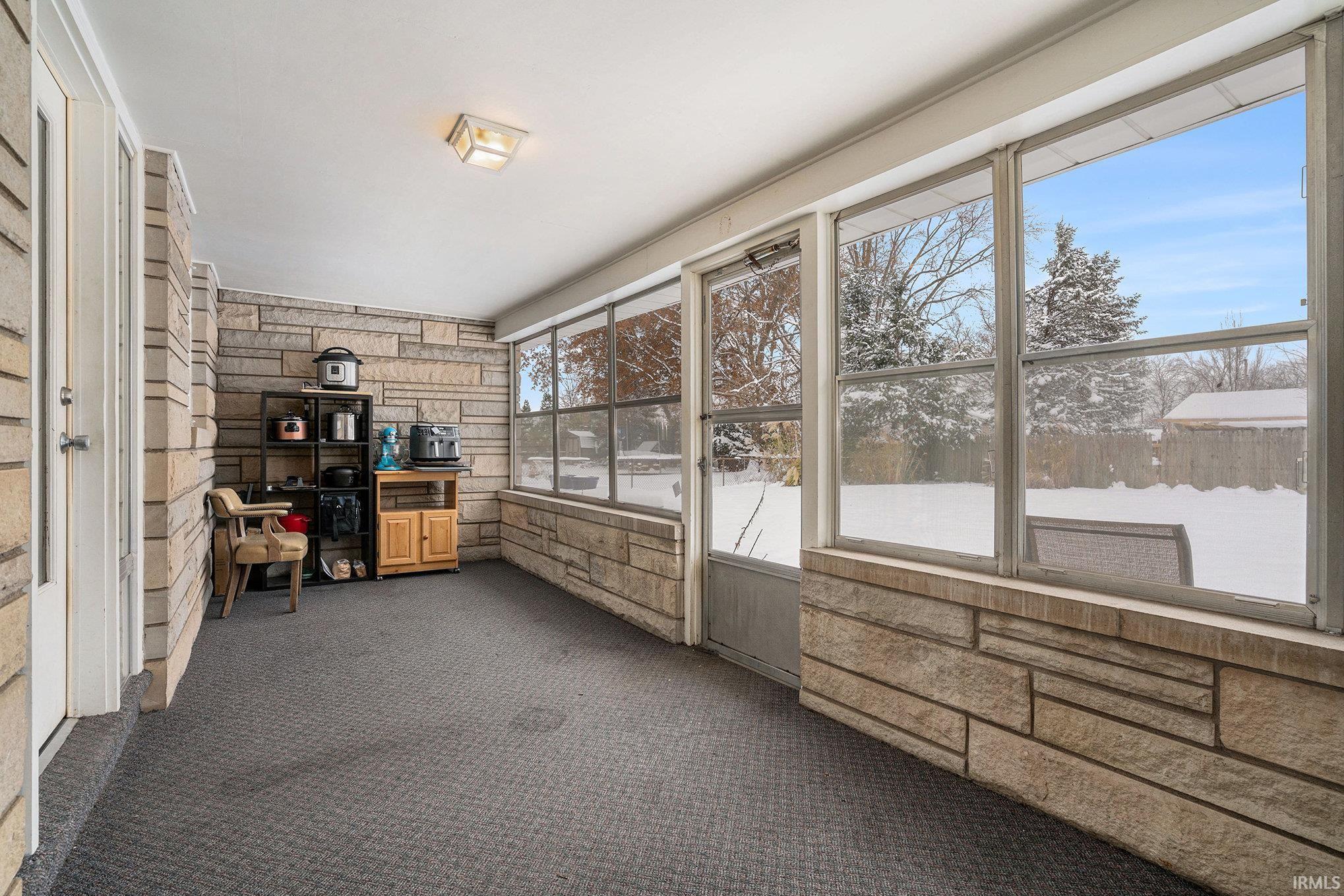 Sunroom / solarium with carpet
