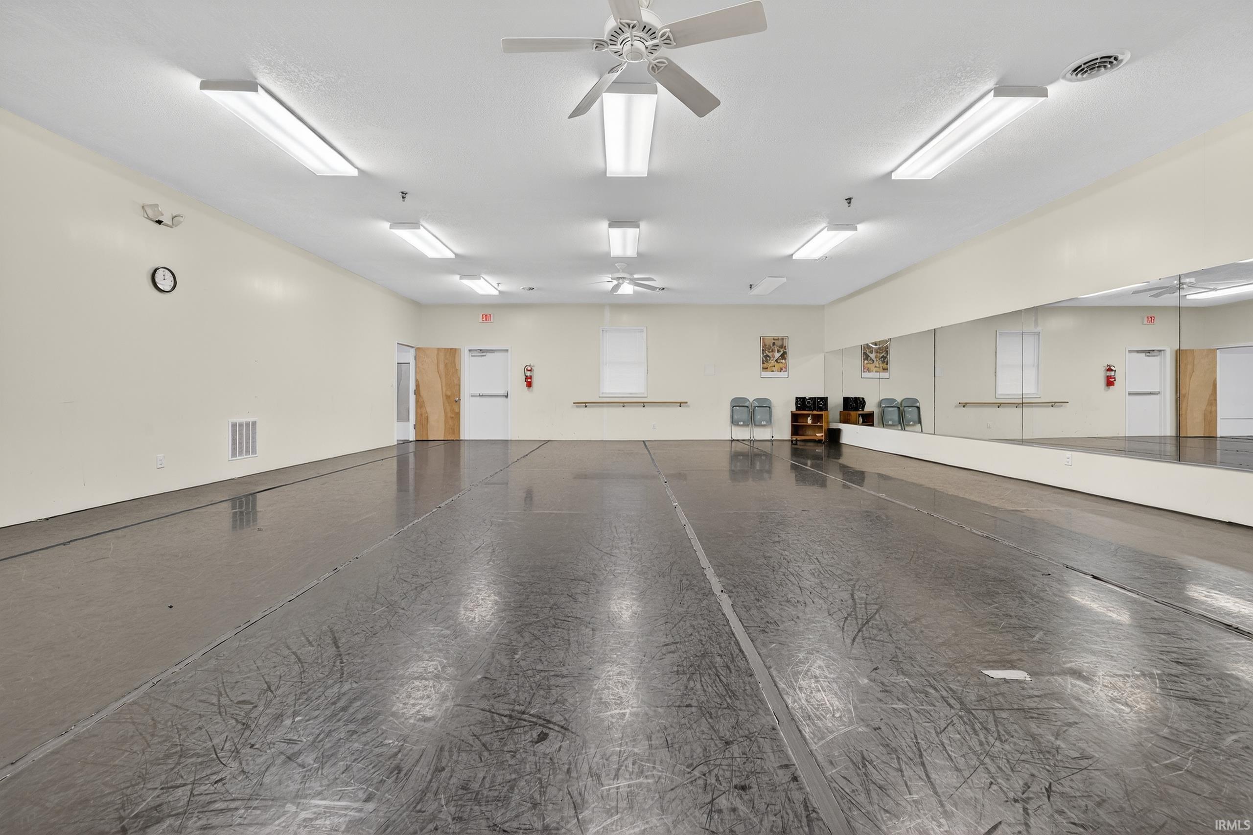 Miscellaneous room with a ceiling fan