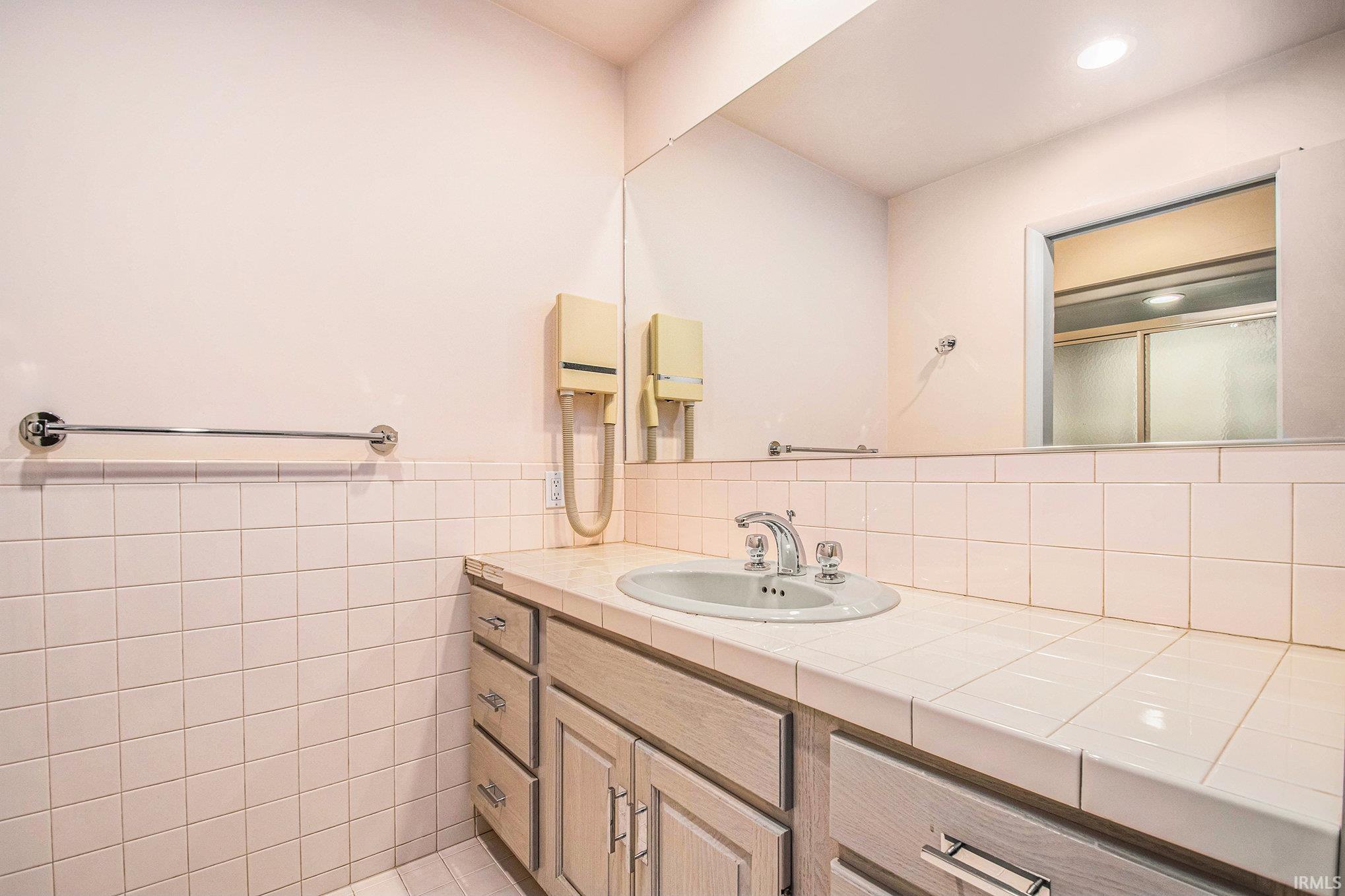 2nd floor full bathroom