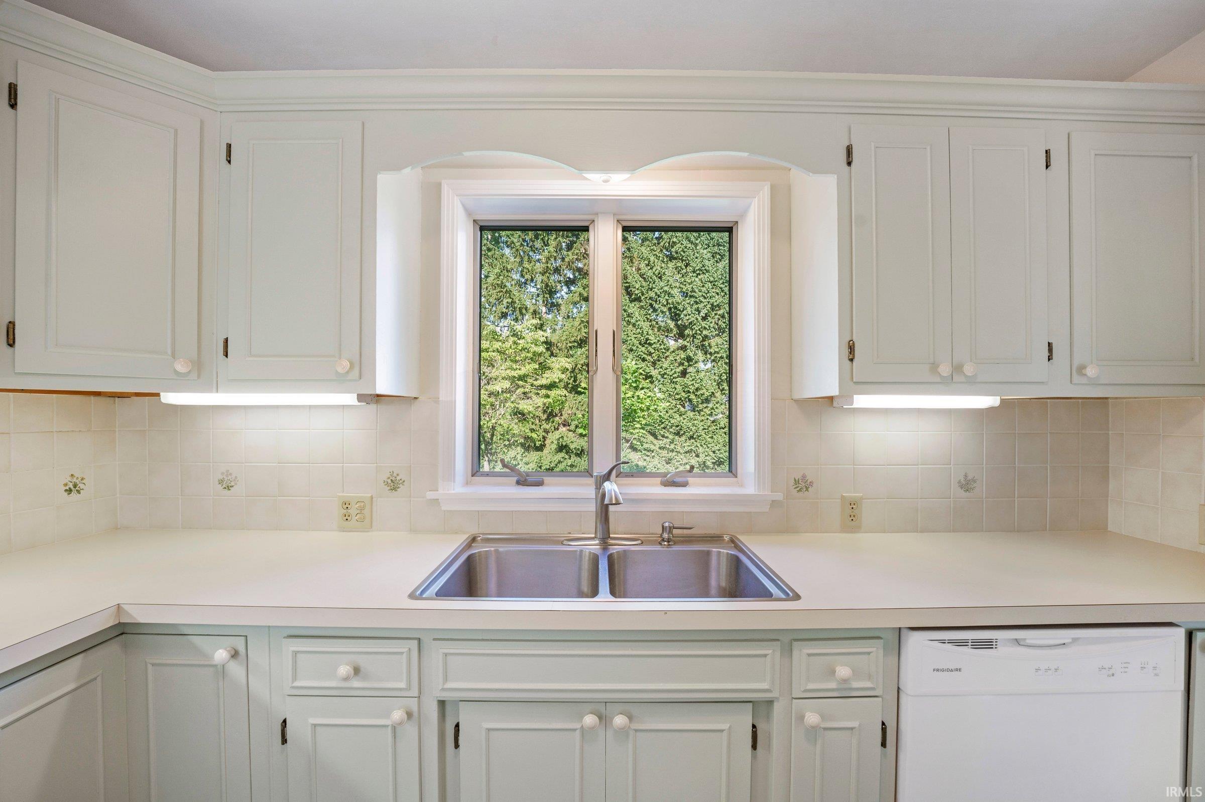 Photo 7 of 128 Manor Avenue