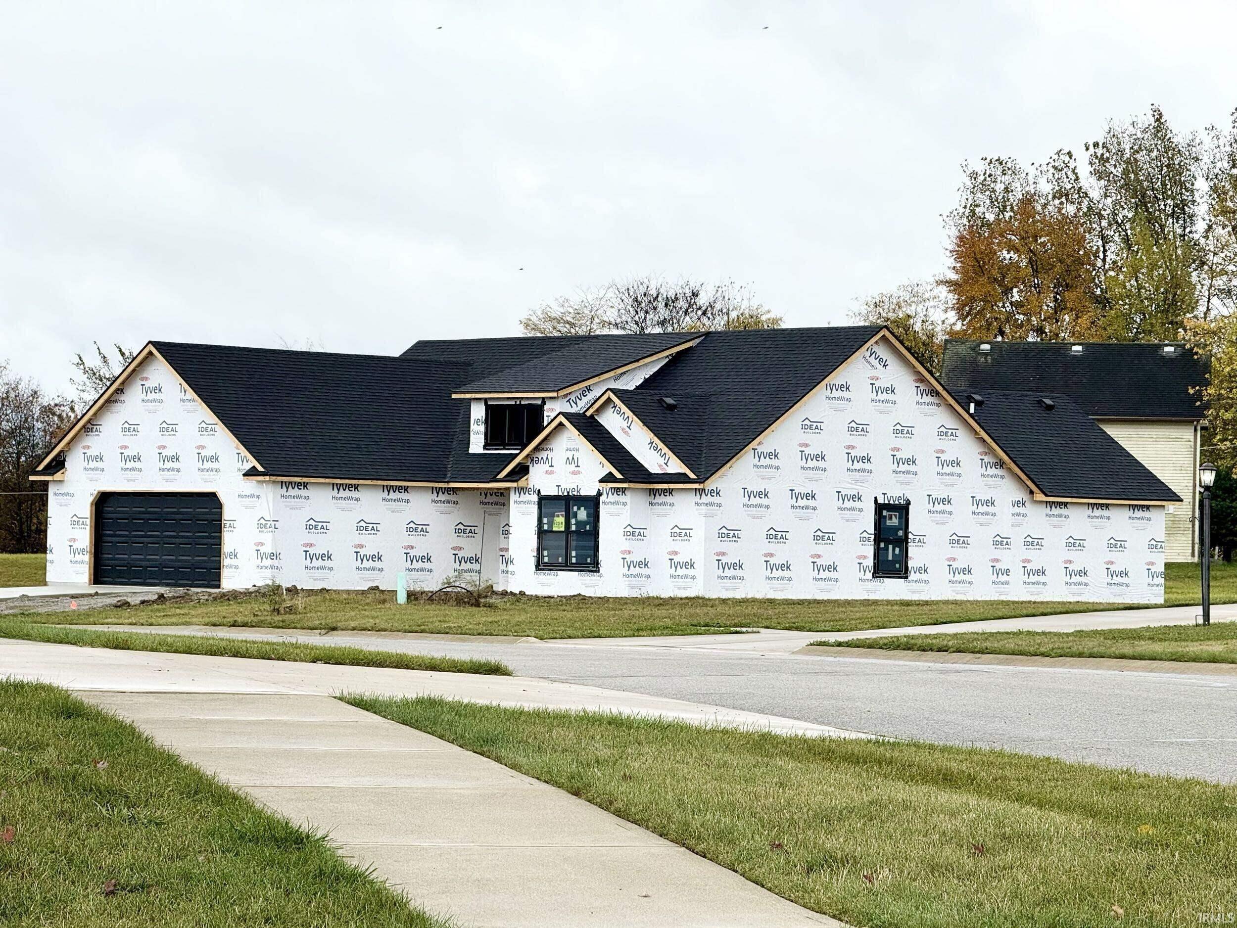 View of front facade with a front lawn
