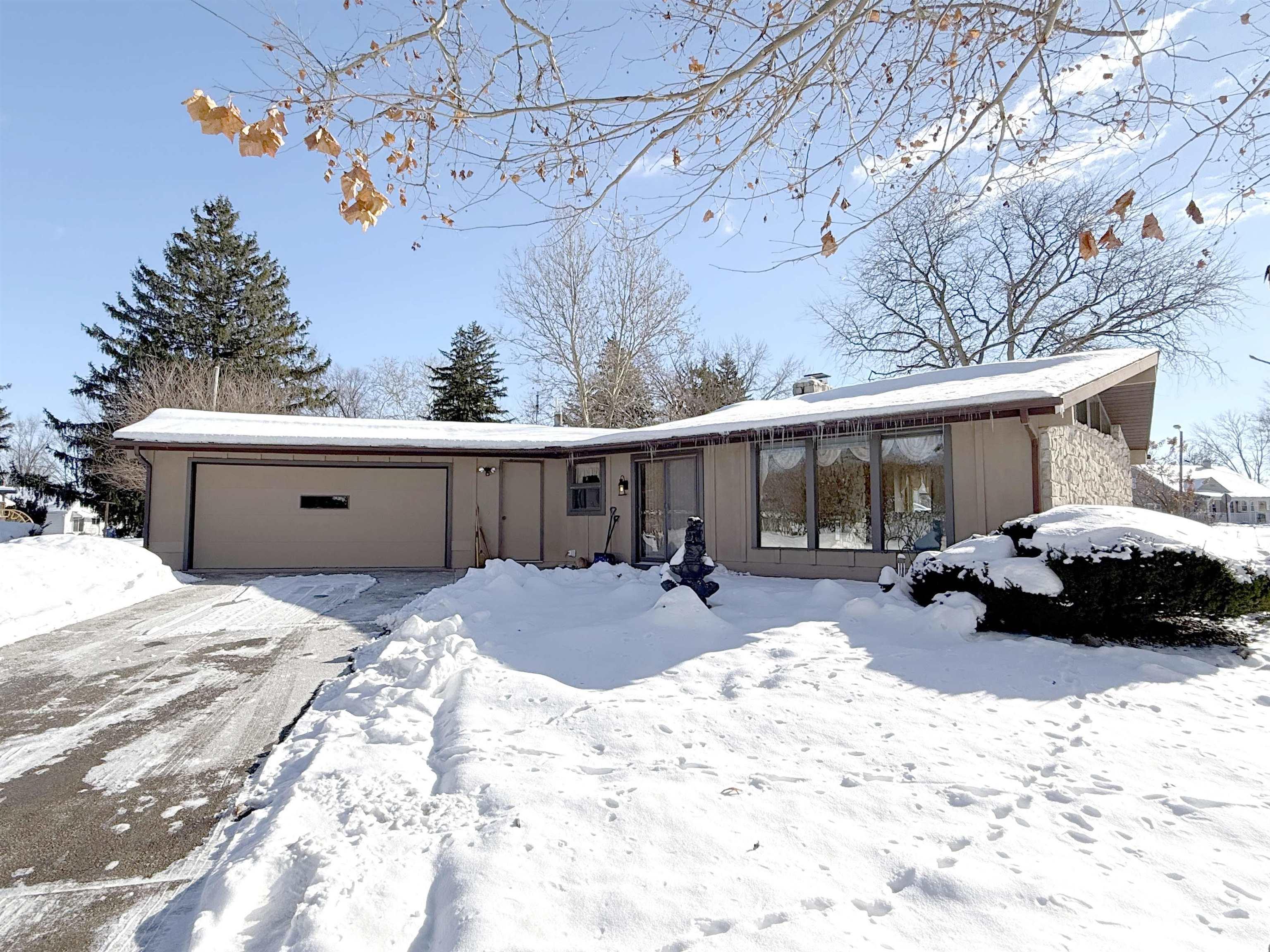 Homes for sale in Columbia City, IN | 527 E Jefferson St, Columbia City, IN 46725 | MLS# 202548216