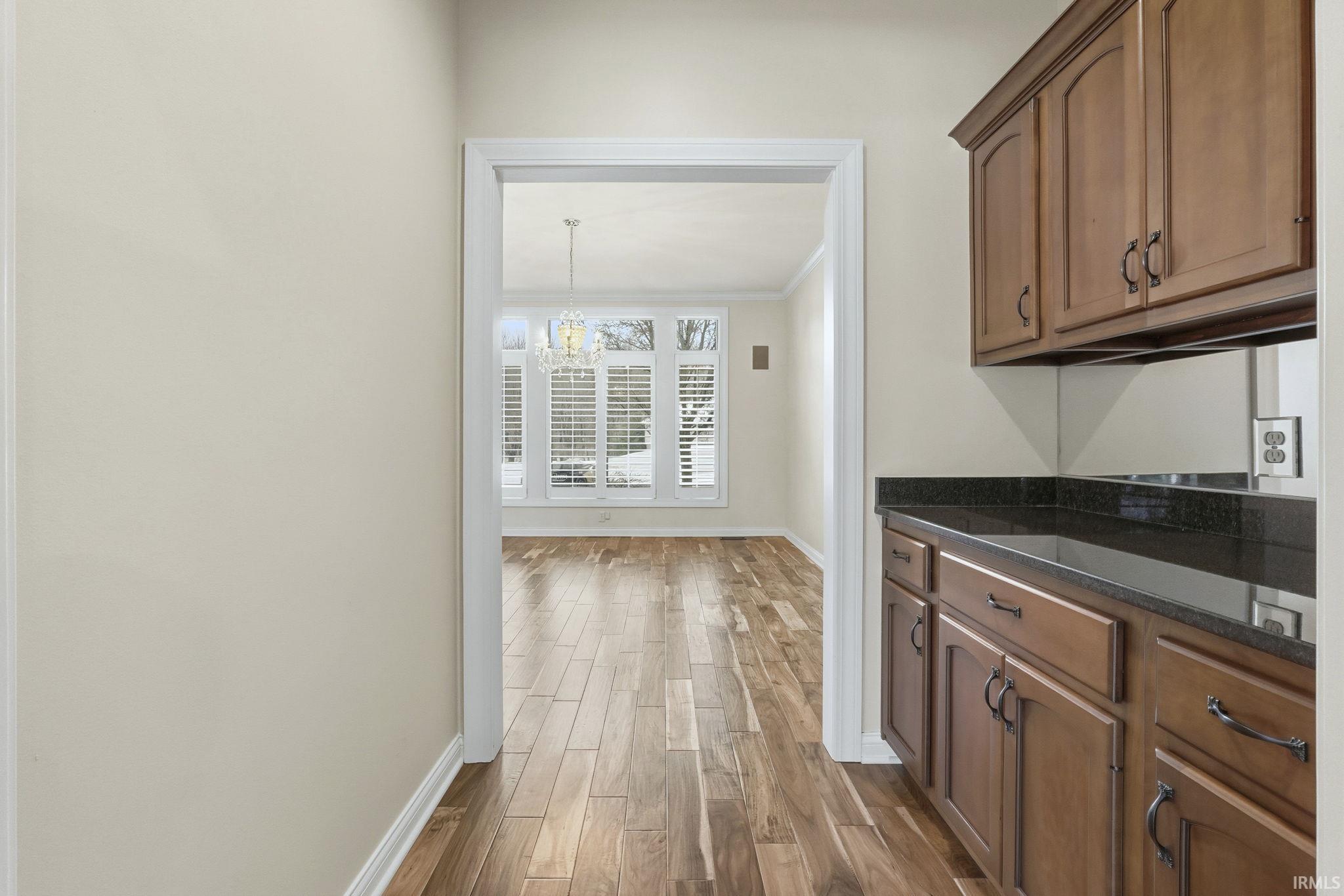 Perfect area for hot or cold drinks and serving between Kitchen and Dining Room