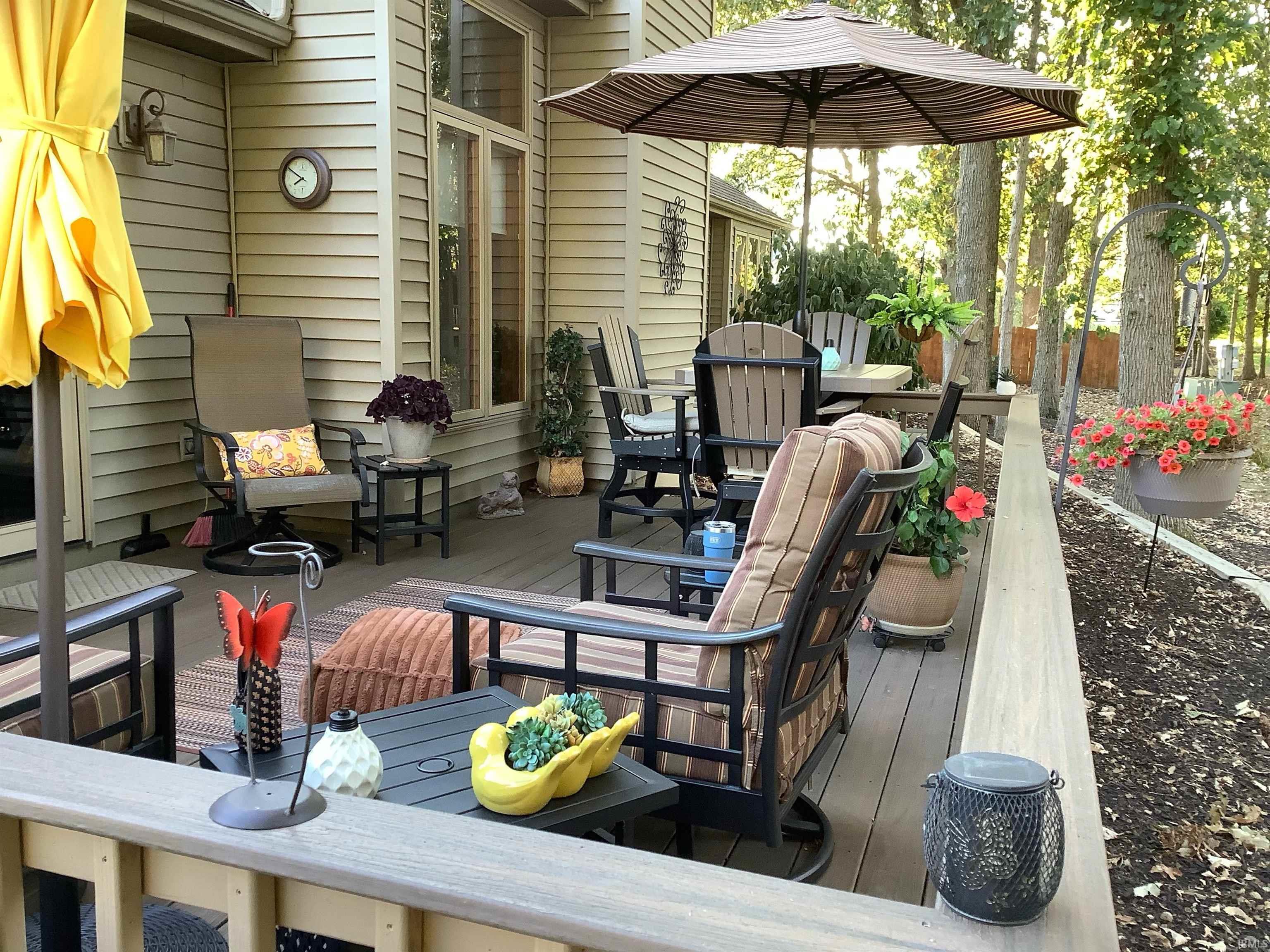 Deck featuring outdoor dining space