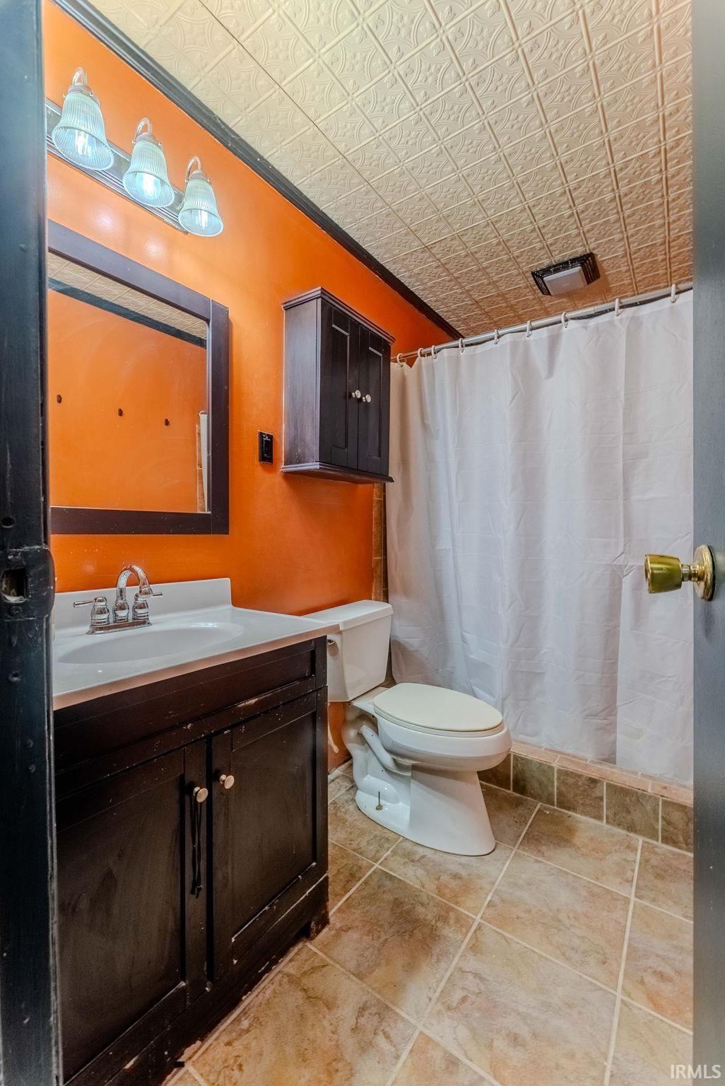 Bathroom with a shower with curtain, vanity, an ornate ceiling, and ornamental molding