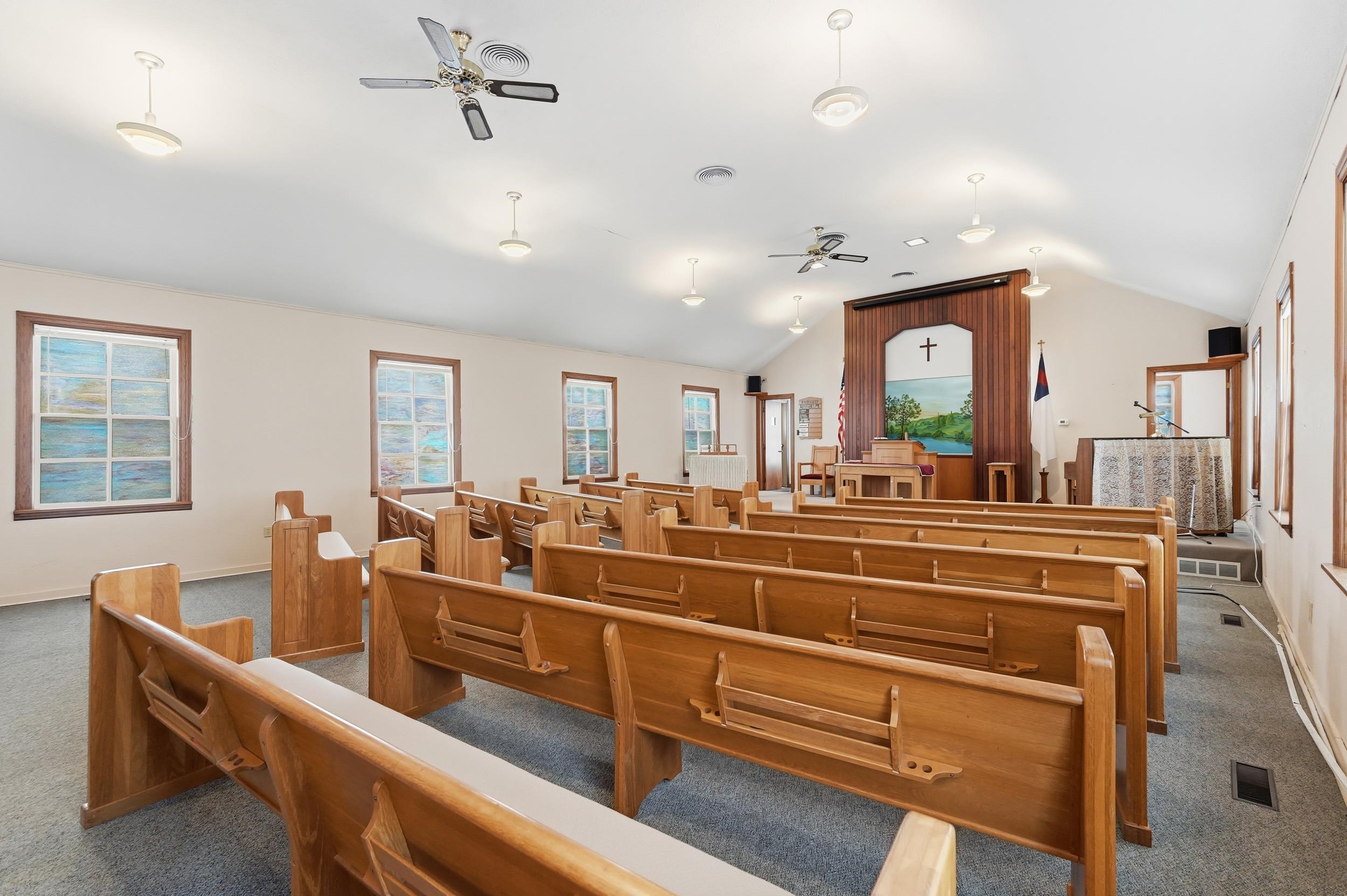 Misc room featuring a ceiling fan and vaulted ceiling
