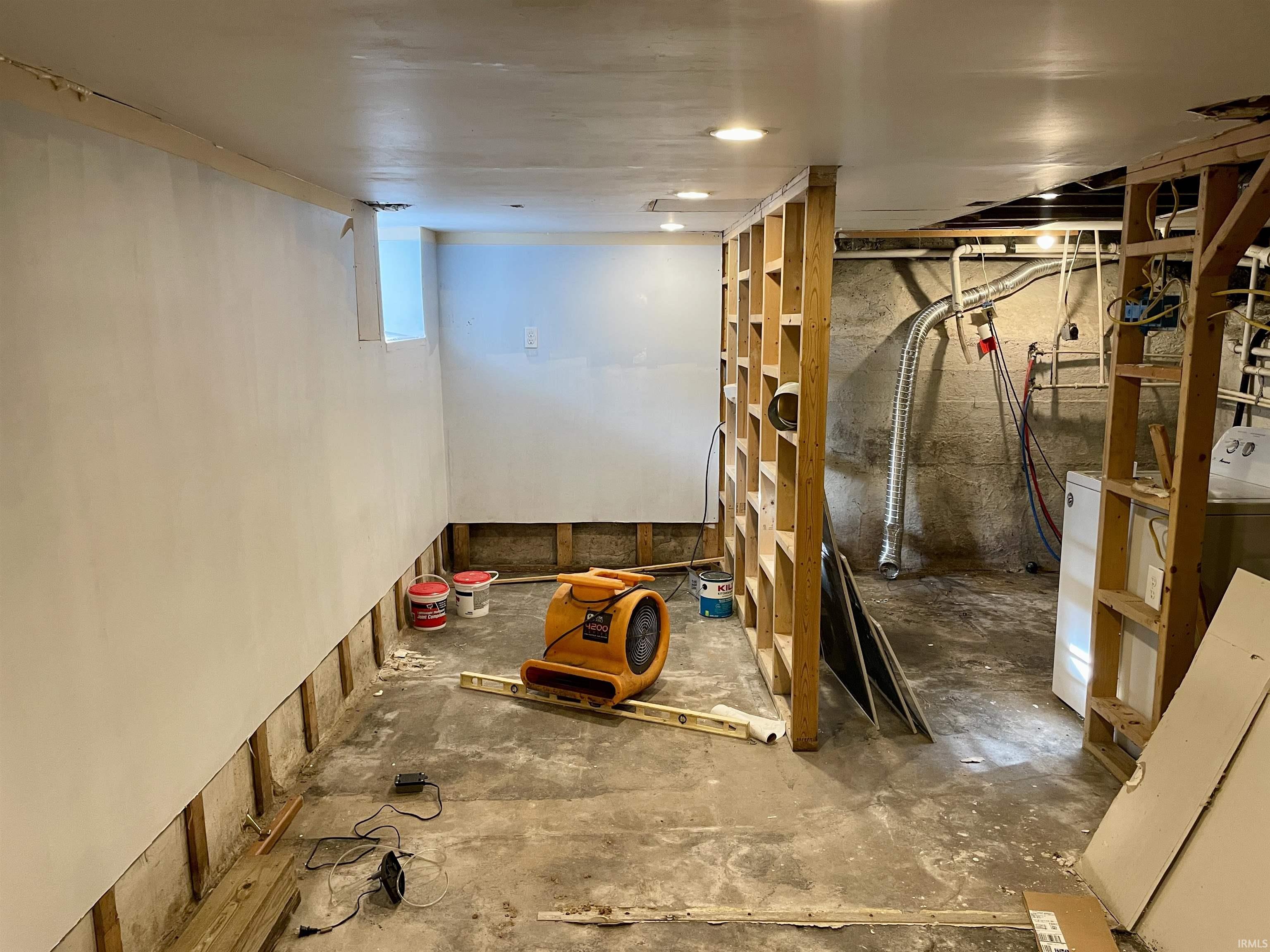 Unfinished below grade area with washer / dryer