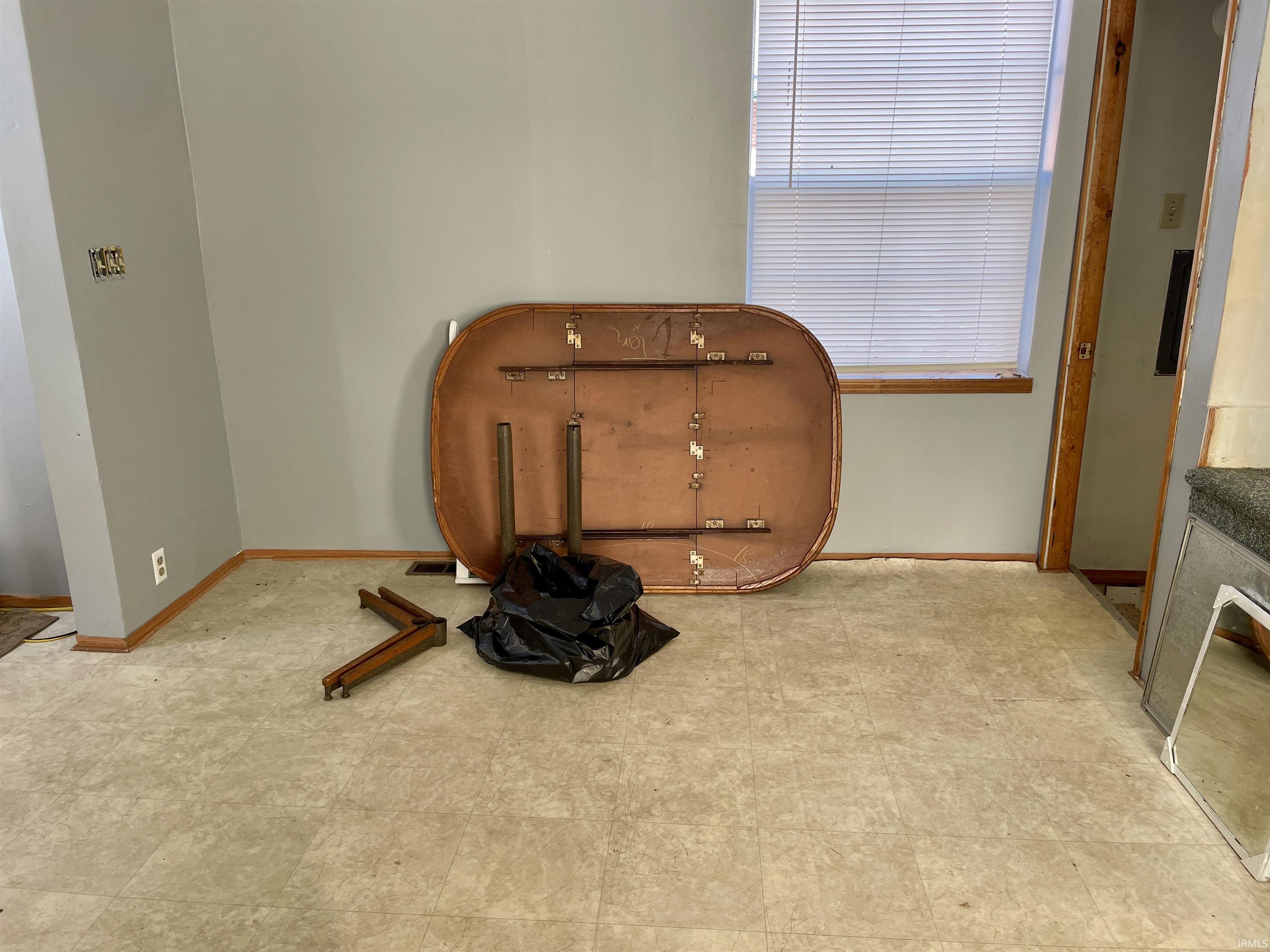 Miscellaneous room with baseboards