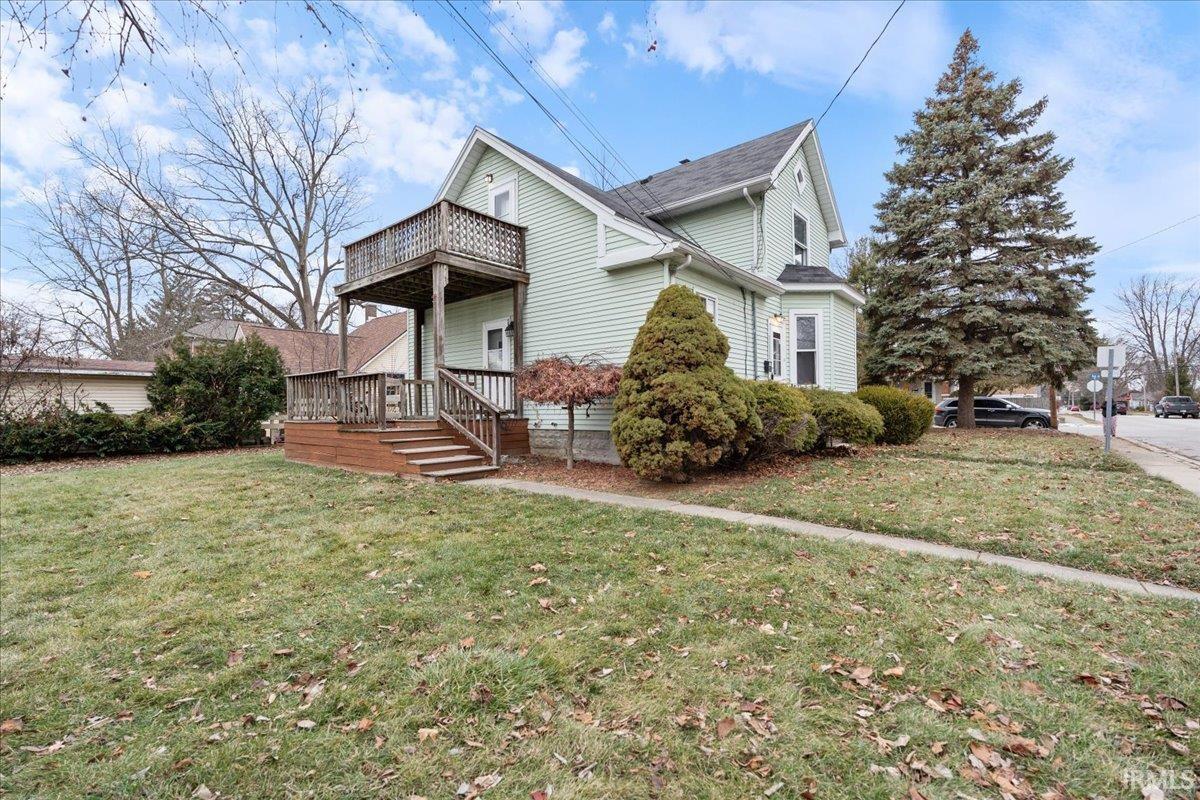View of front of property featuring a front yard