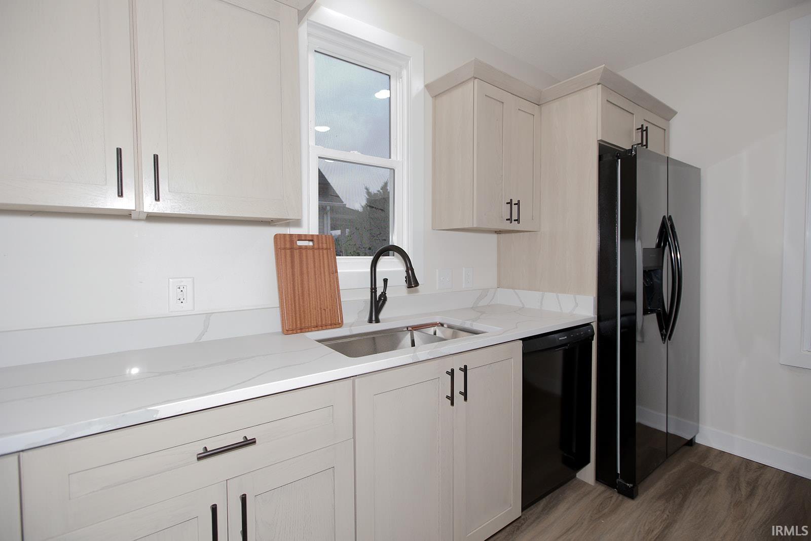 Photo 8 of 534 Mayne Street