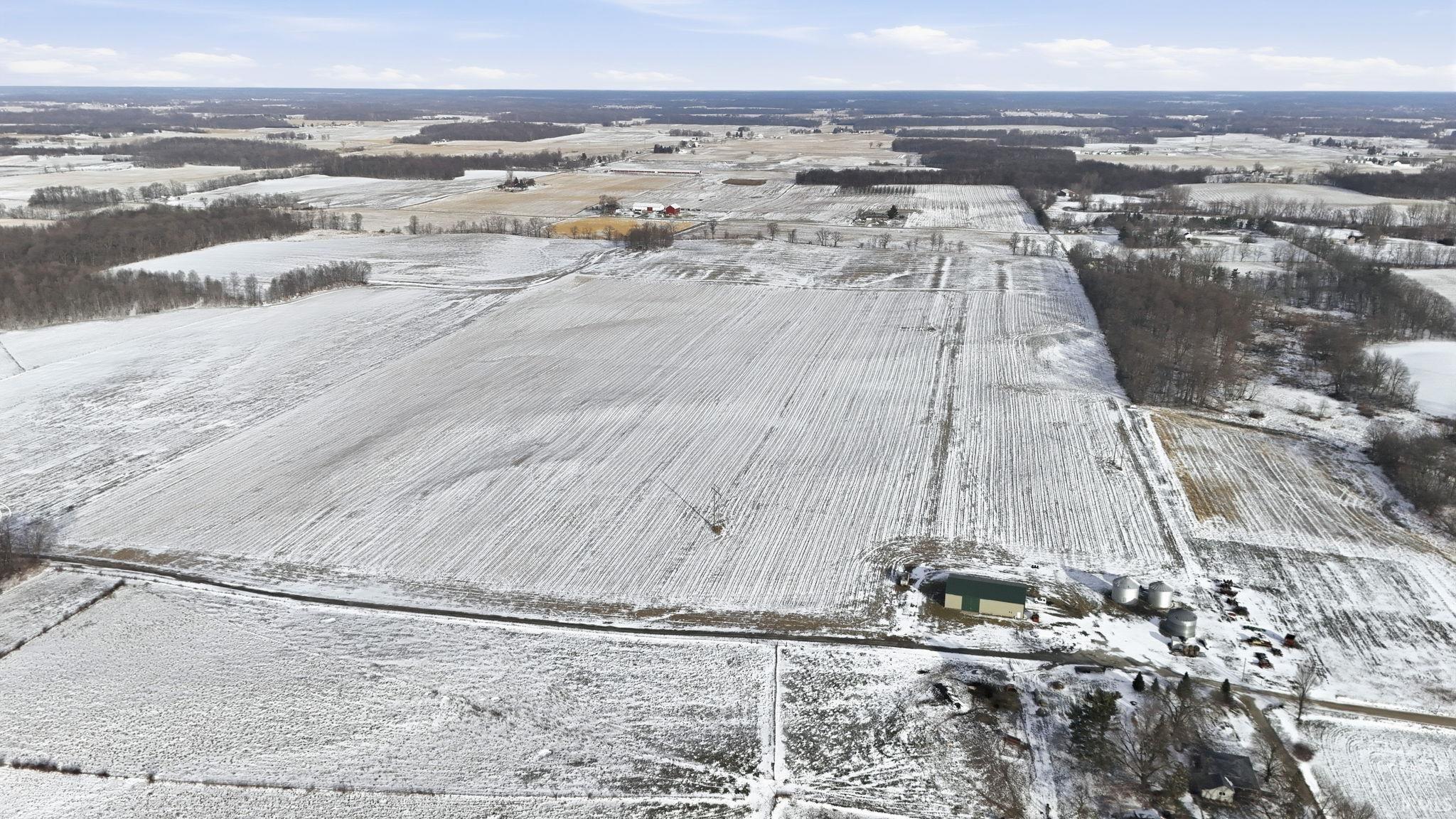 Snowy aerial view with a view of rural / pastoral area