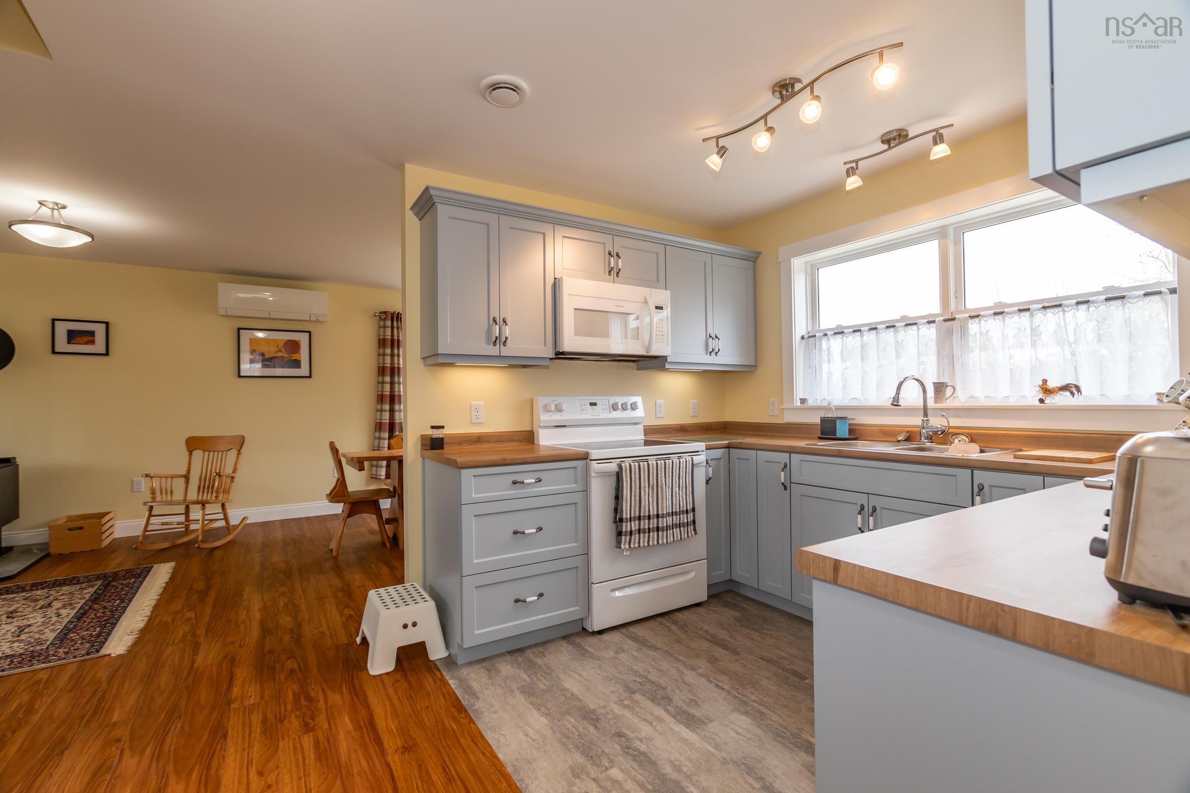 $399,950.00: 7295 Shore Road W, Phinneys Cove