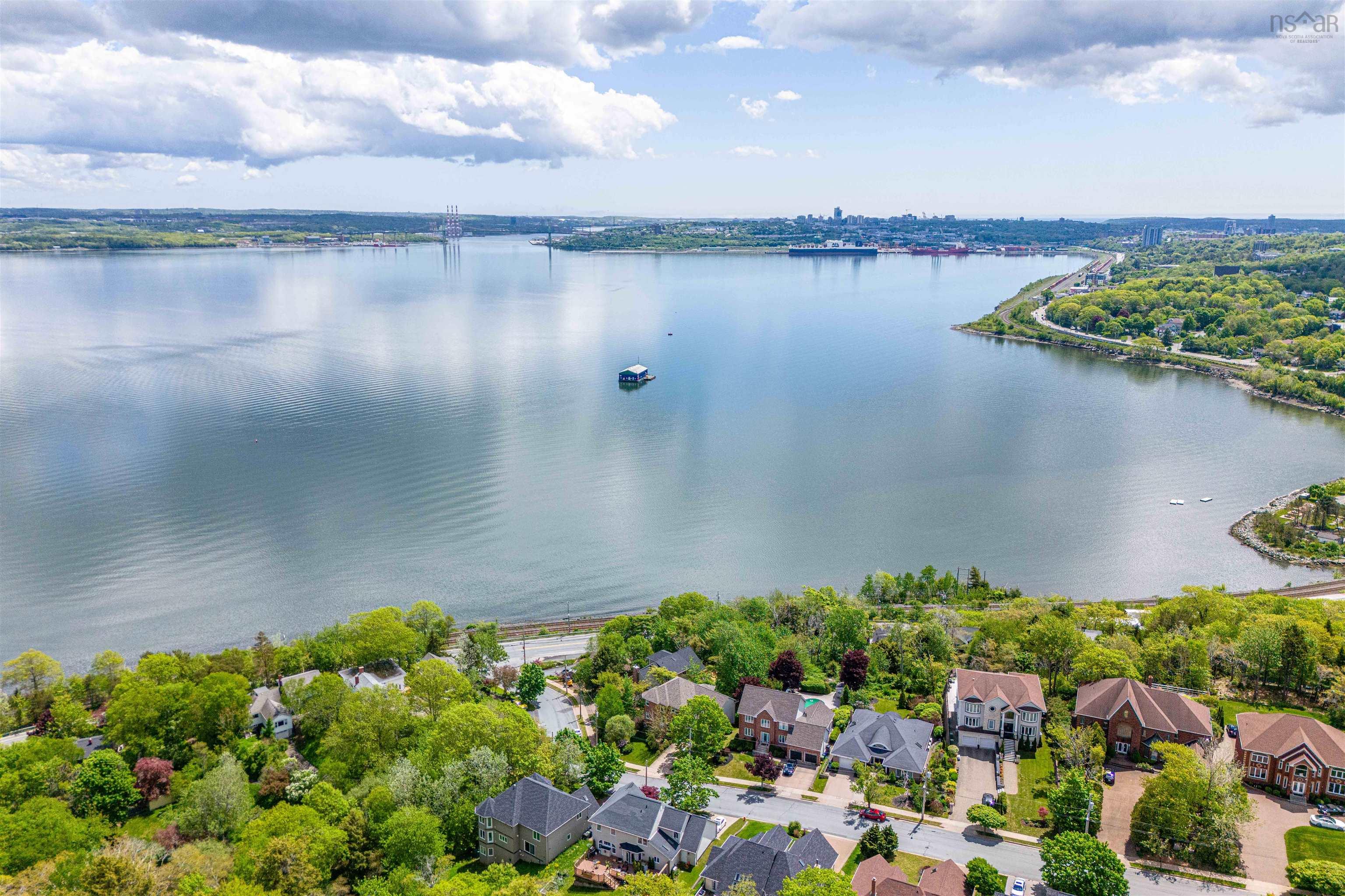 $949,000.00: 16 Cresthaven Drive, Halifax