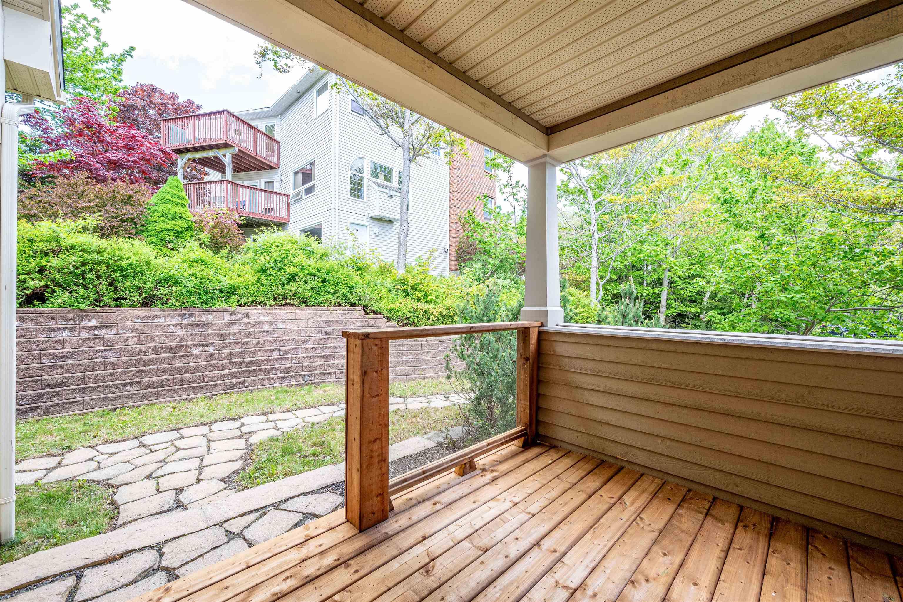$949,000.00: 16 Cresthaven Drive, Halifax
