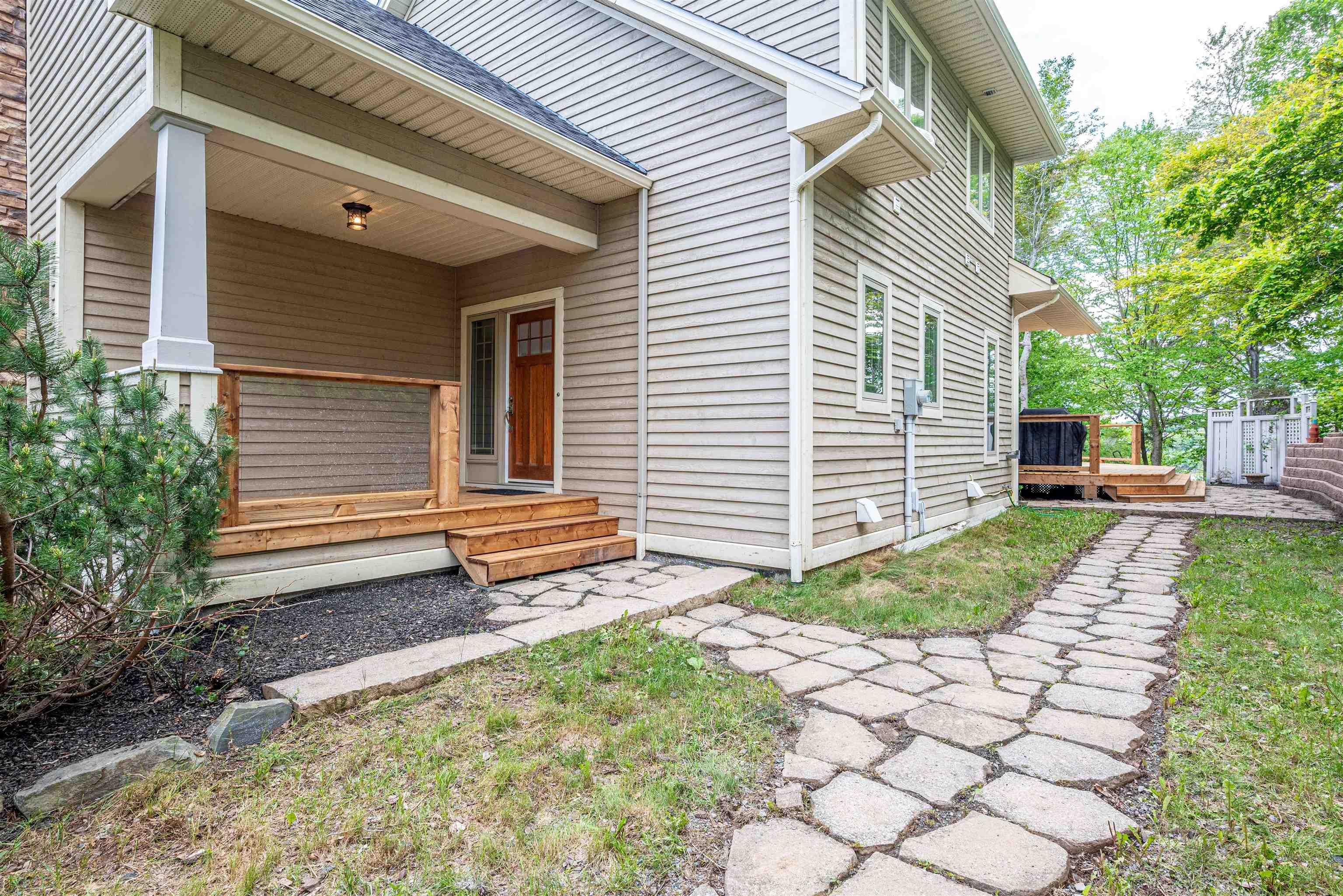 $949,000.00: 16 Cresthaven Drive, Halifax
