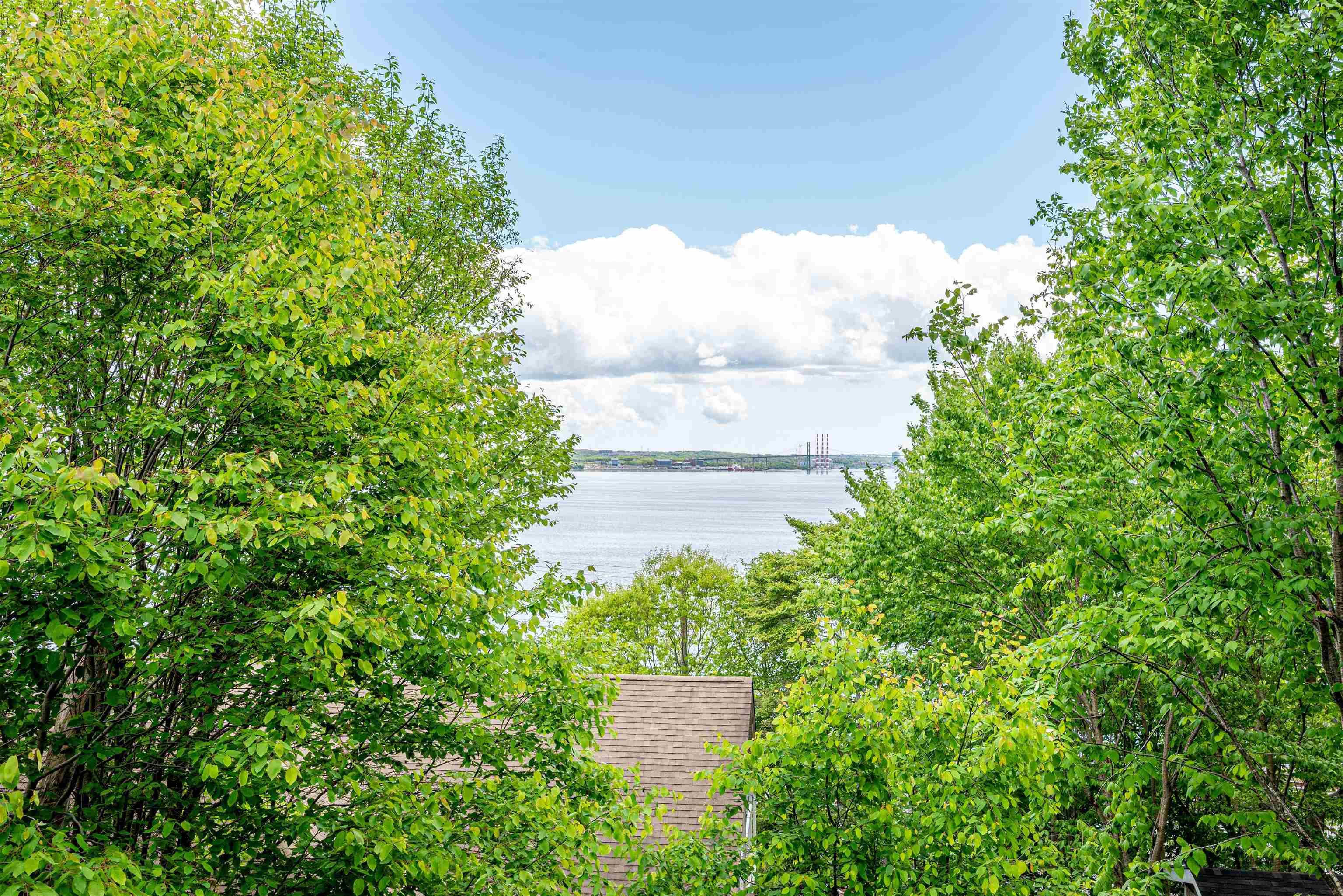 $949,000.00: 16 Cresthaven Drive, Halifax
