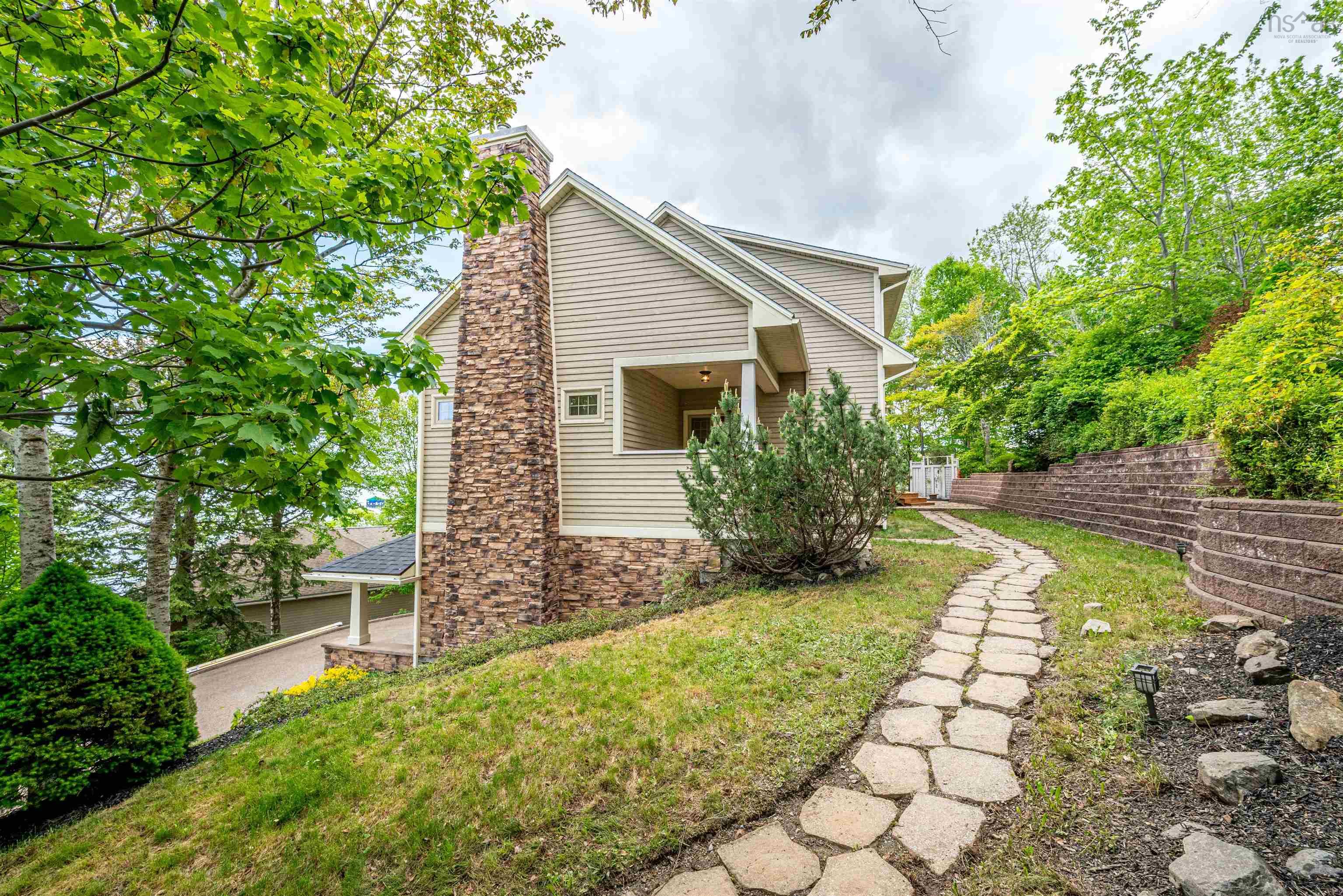 $949,000.00: 16 Cresthaven Drive, Halifax