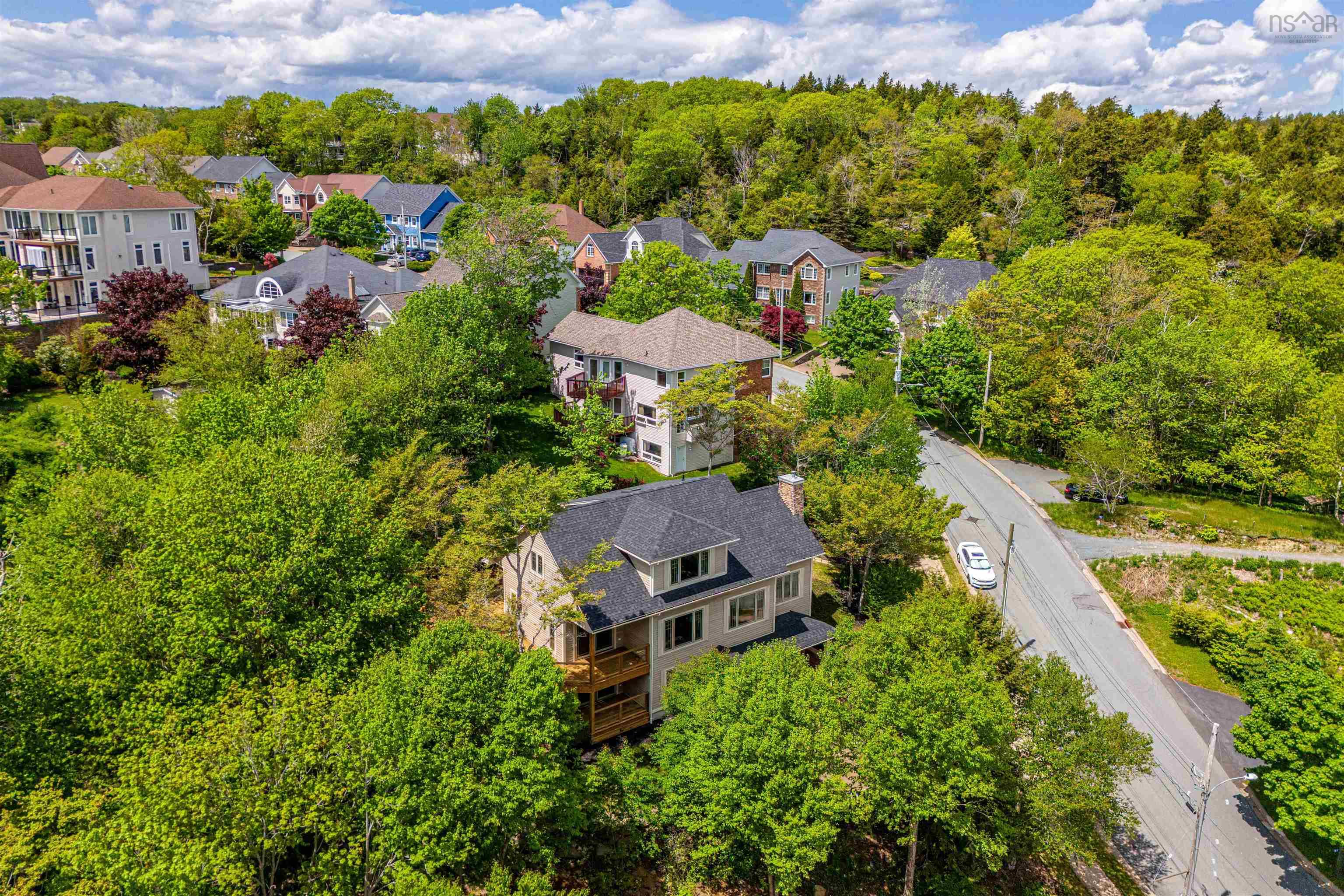 $949,000.00: 16 Cresthaven Drive, Halifax
