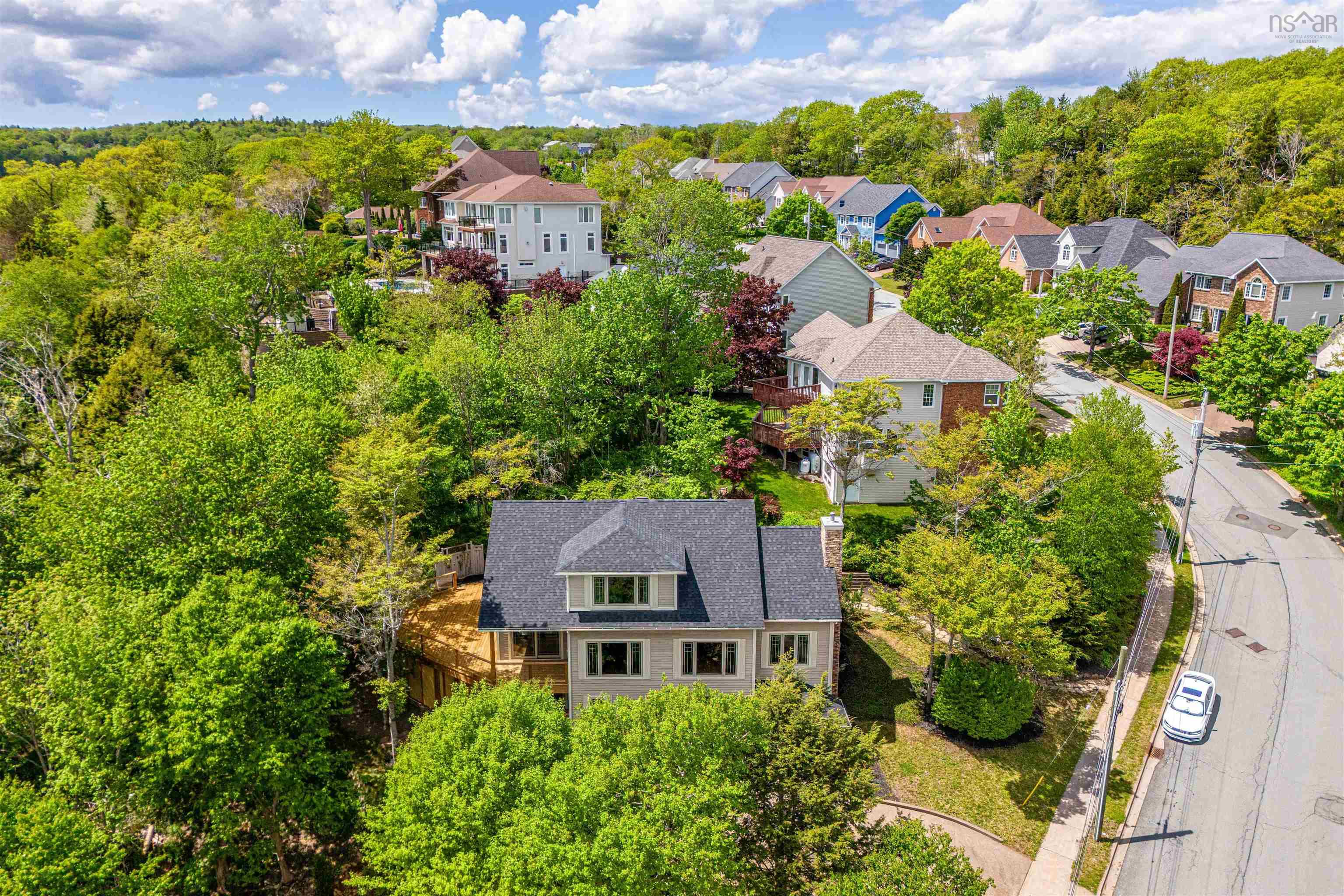 $949,000.00: 16 Cresthaven Drive, Halifax