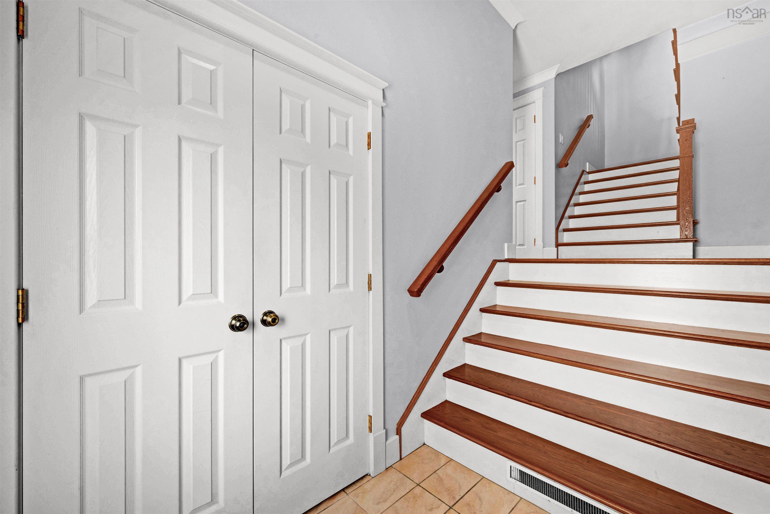 $949,000.00: 16 Cresthaven Drive, Halifax