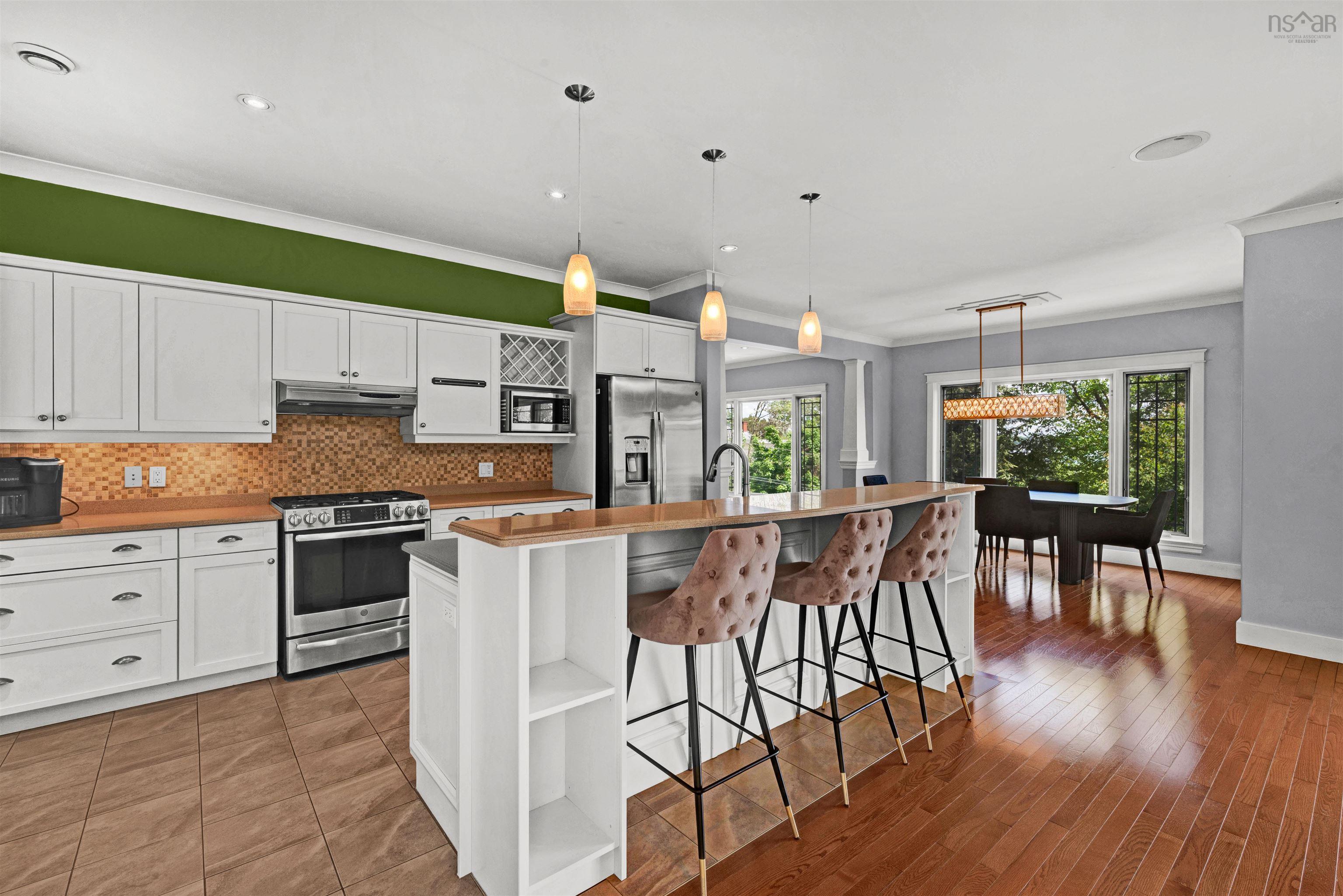 $949,000.00: 16 Cresthaven Drive, Halifax