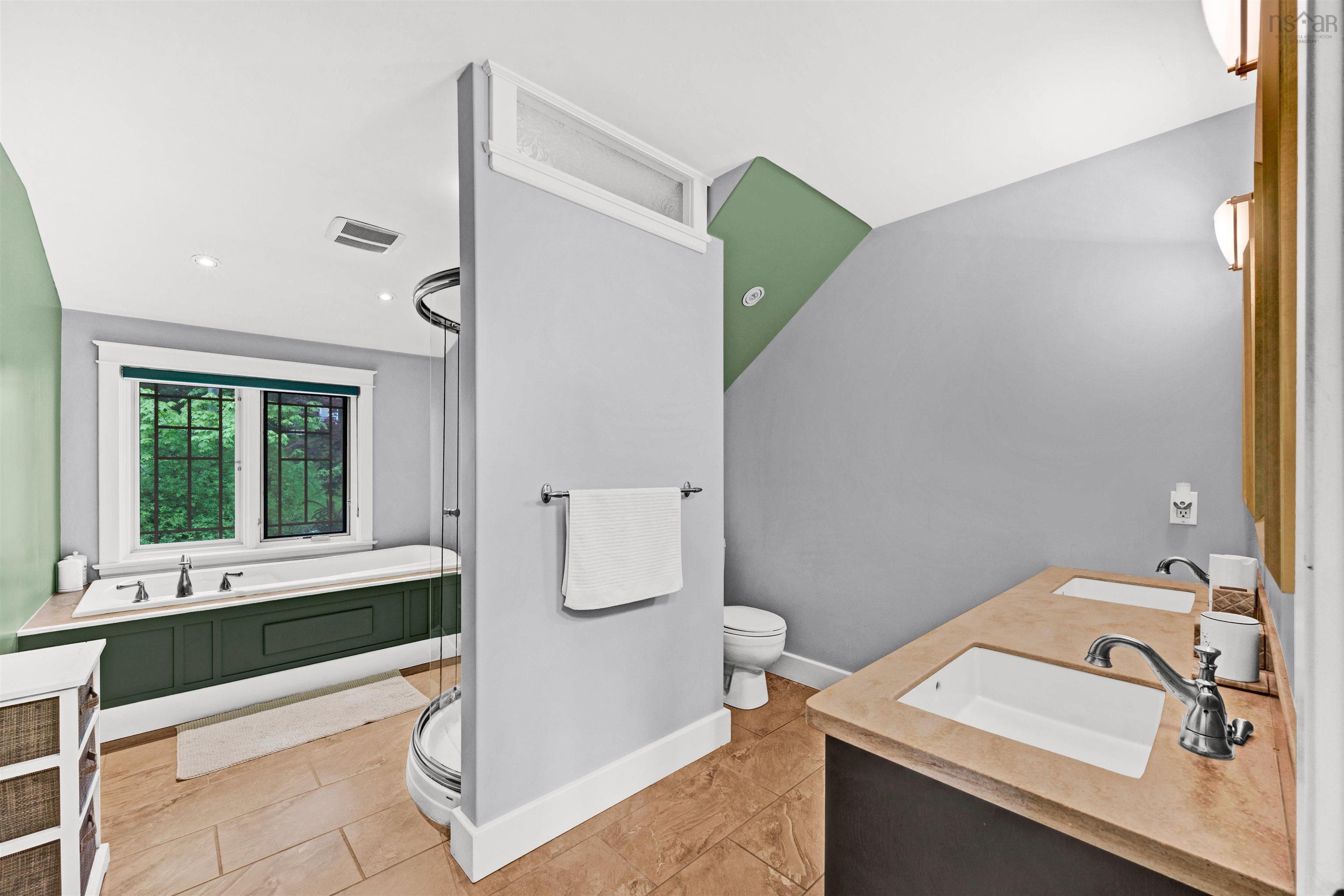 $949,000.00: 16 Cresthaven Drive, Halifax