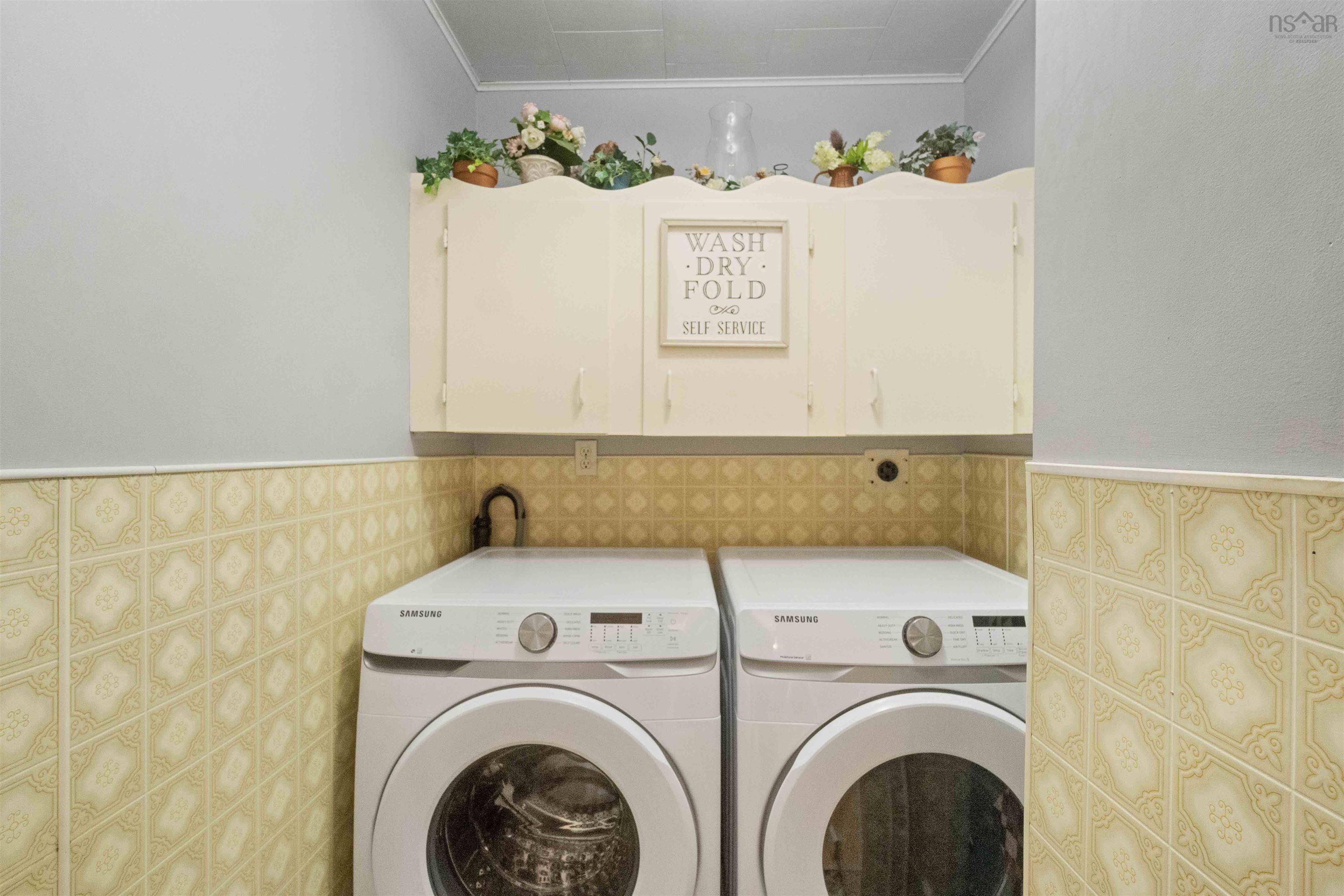 $324,900.00: 5191 Shore Road W, Parkers Cove