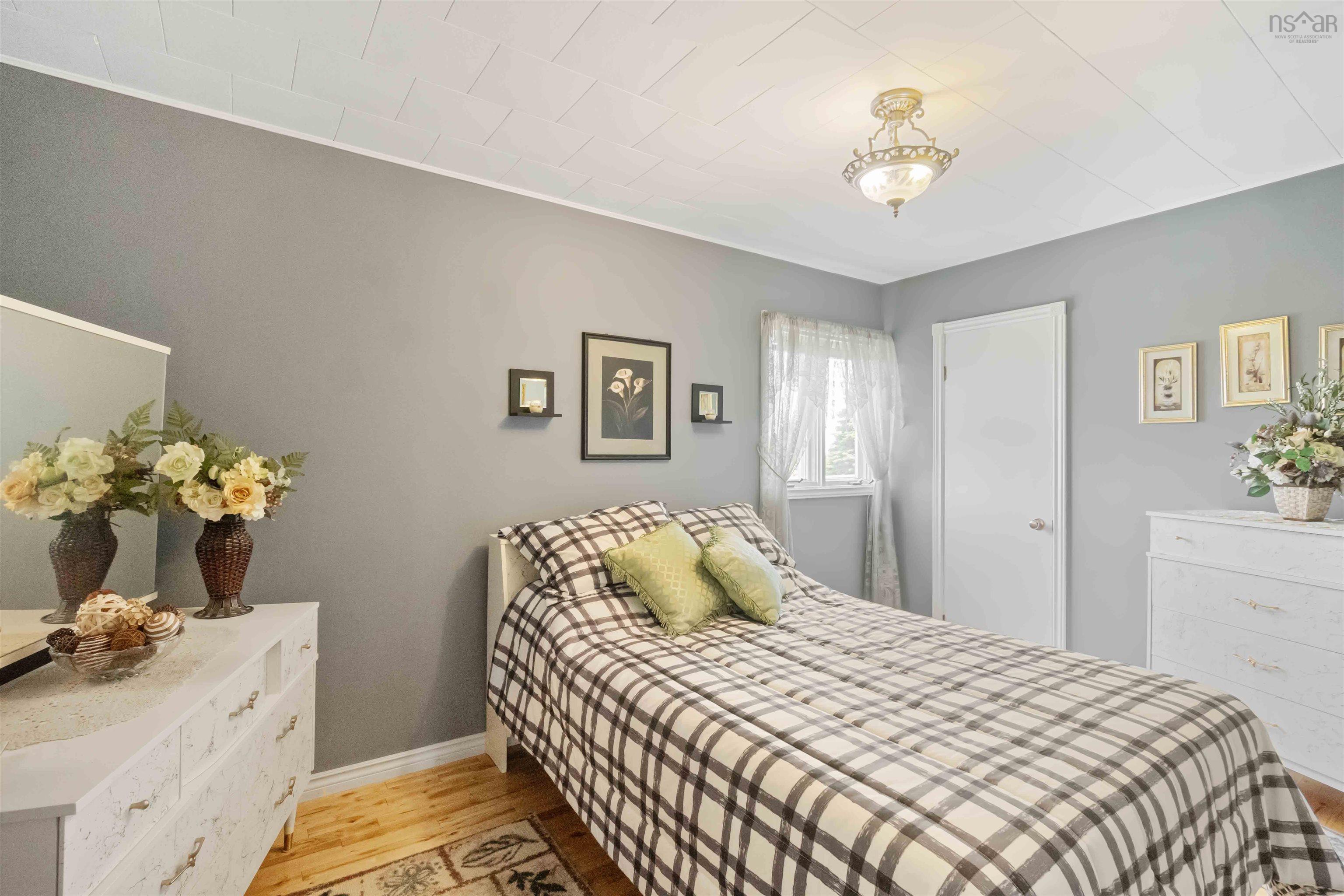 $324,900.00: 5191 Shore Road W, Parkers Cove