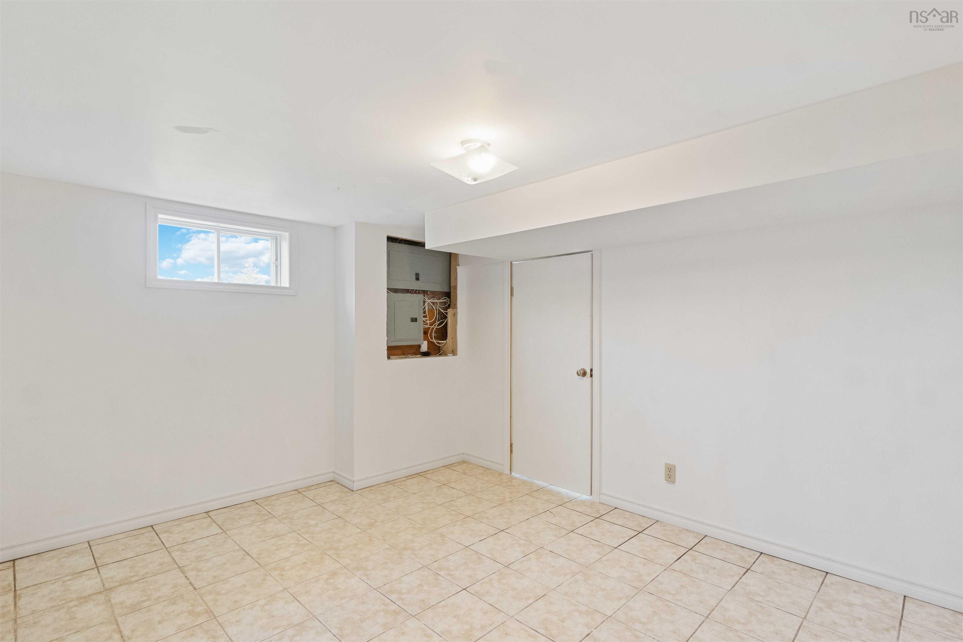 $324,900.00: 5191 Shore Road W, Parkers Cove