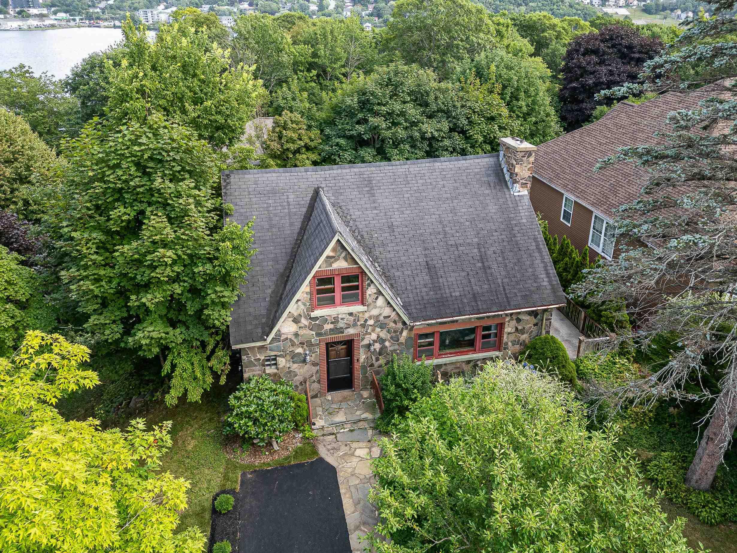 $699,900.00: 196 Crichton Avenue, Dartmouth