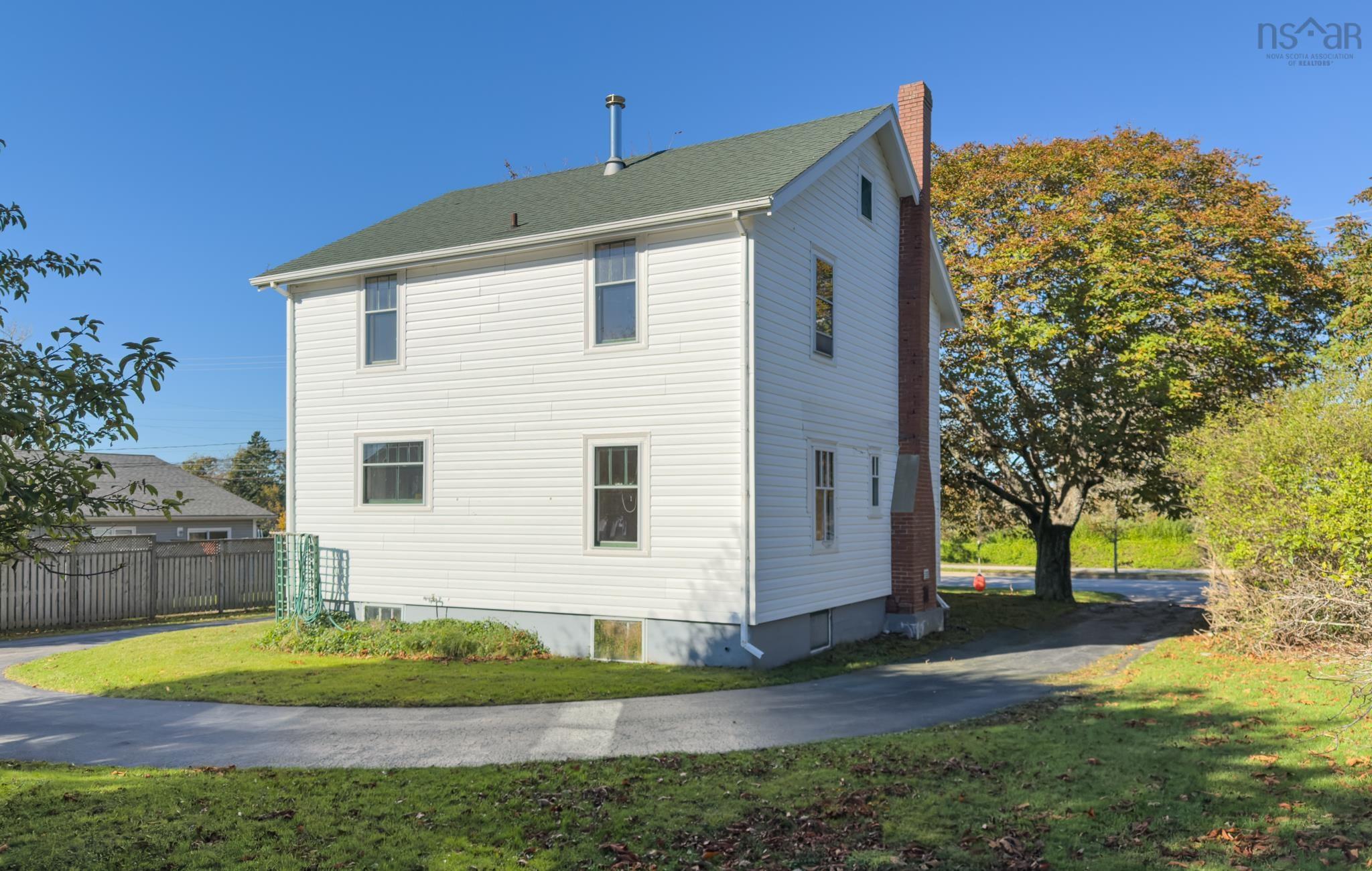 $299,900.00: 323 Pleasant Street, Yarmouth