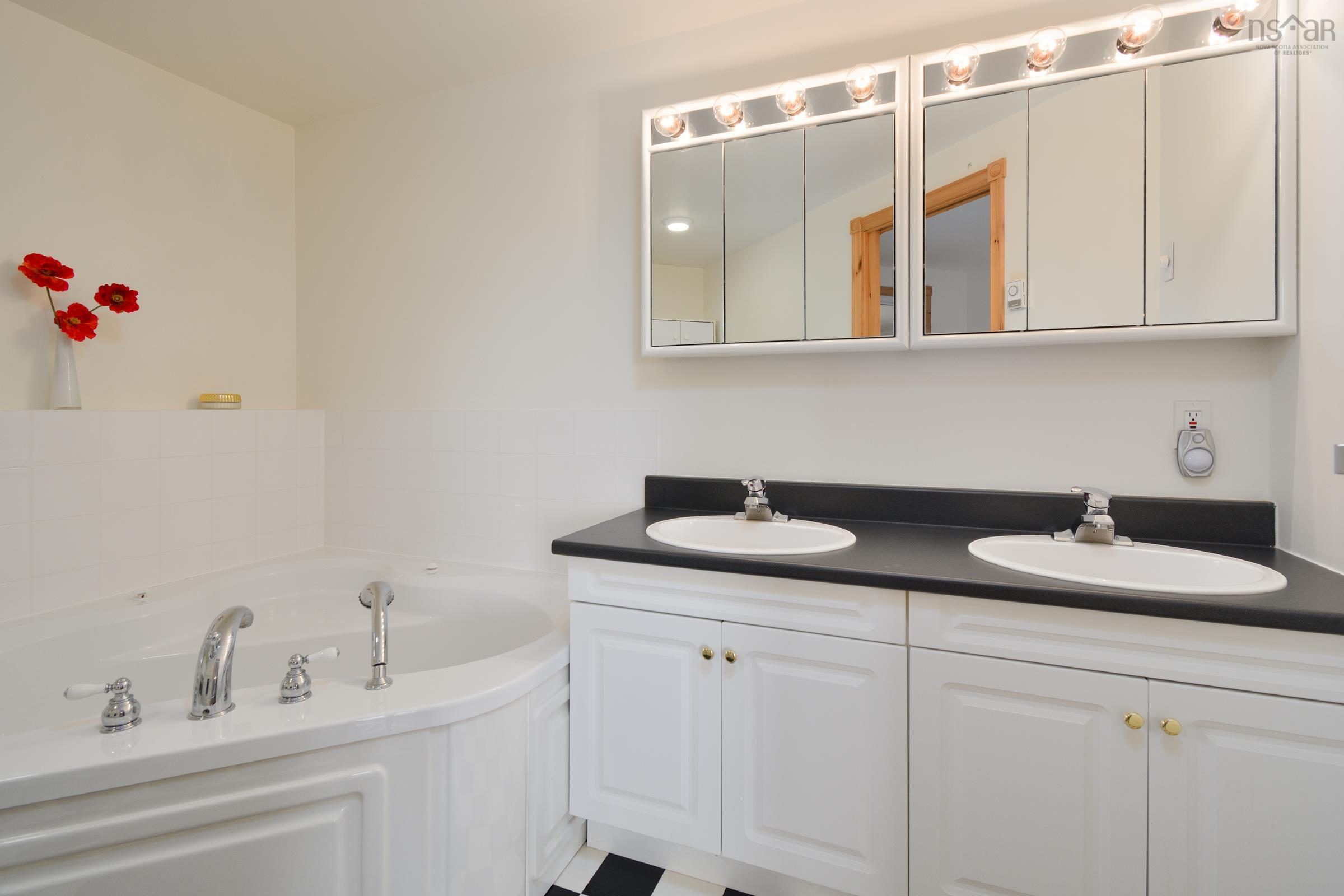 $549,000.00: 74 6101 Rd (Leo’s Lane), Roberta