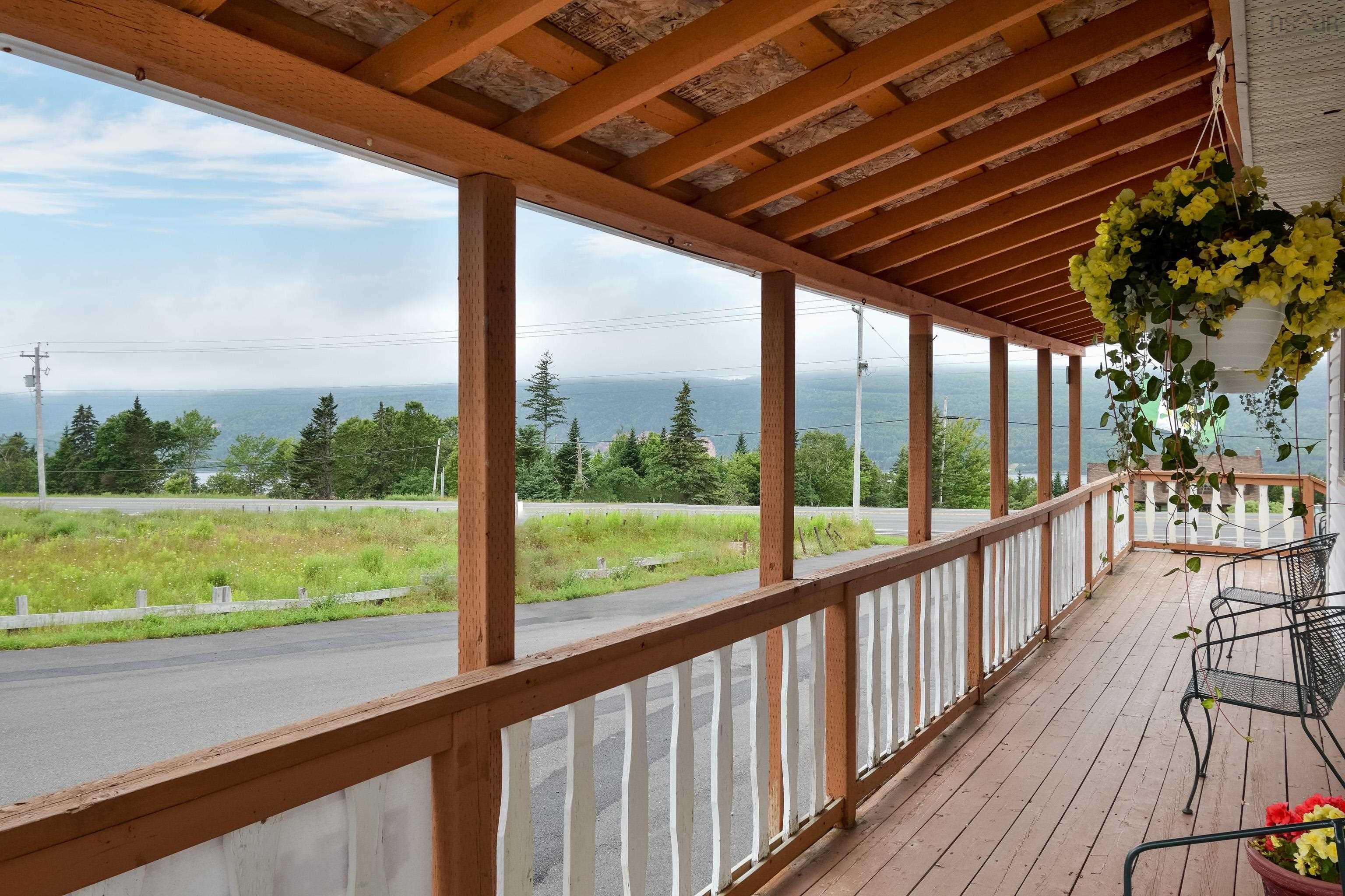 $329,000.00: 785 105 Highway, Boularderie East