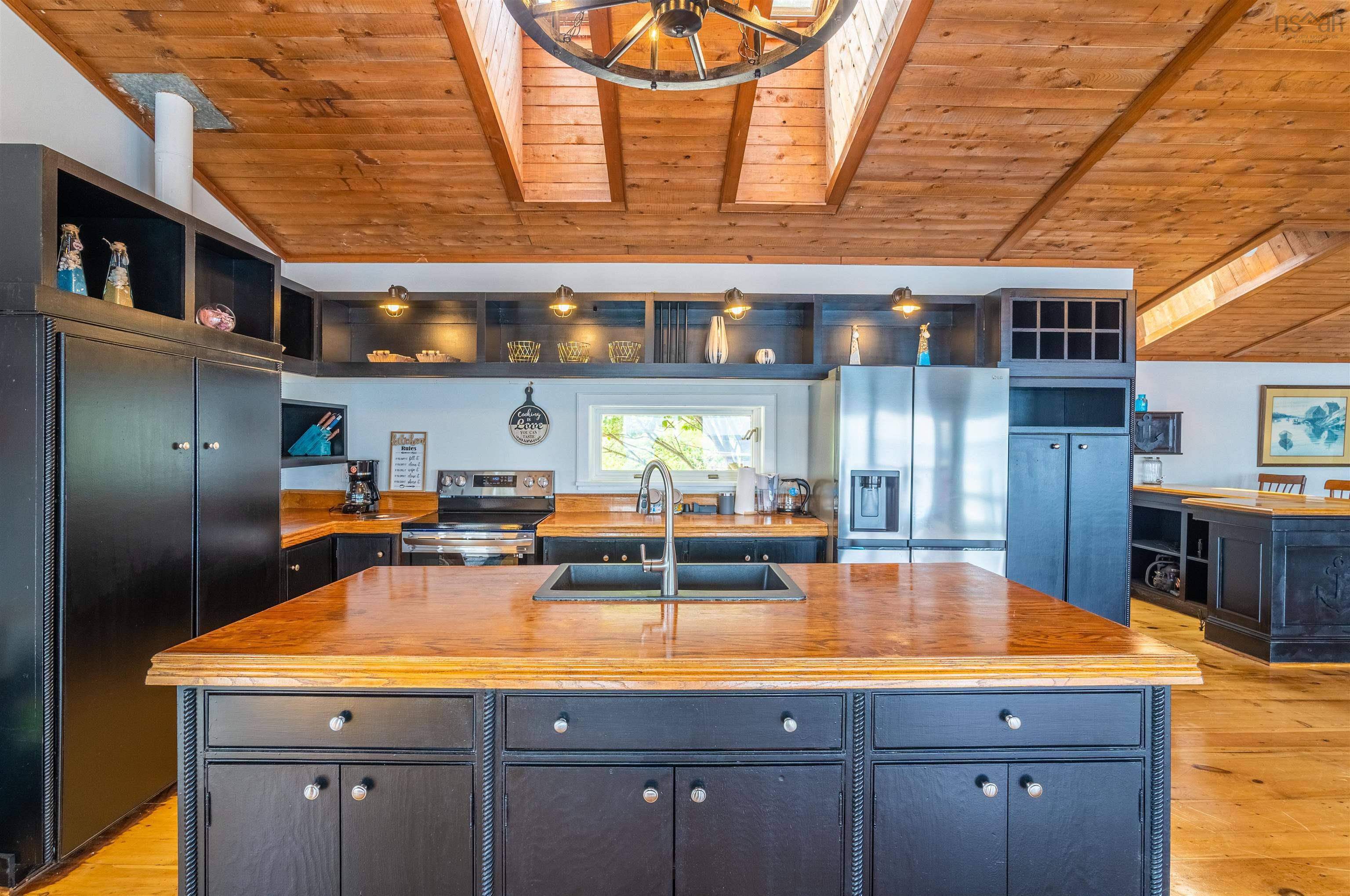 $989,900.00: 501 Mill Cove Shore Rd, Birchy Head