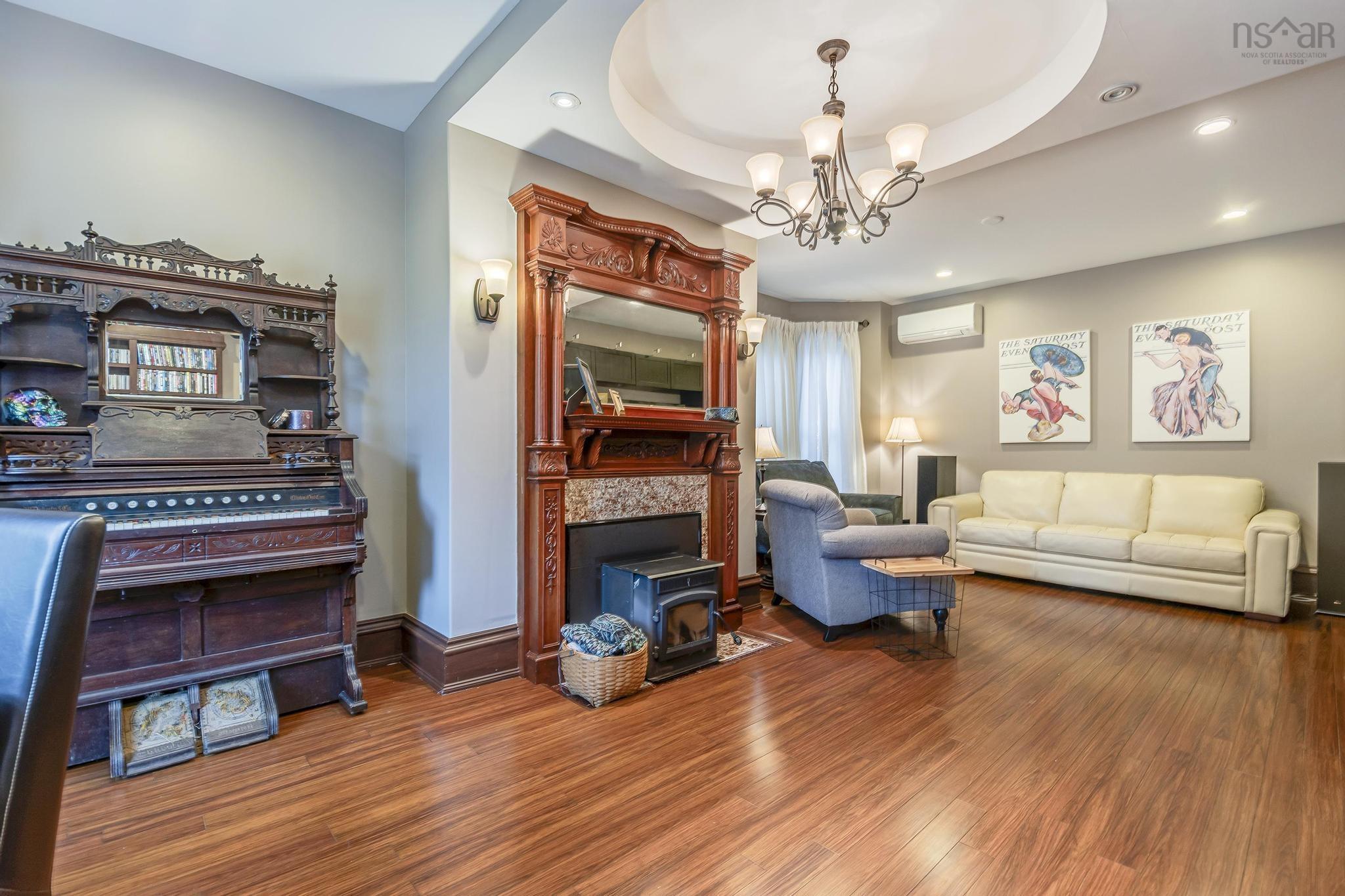 $1,095,000.00: 76 Montague Row, Digby