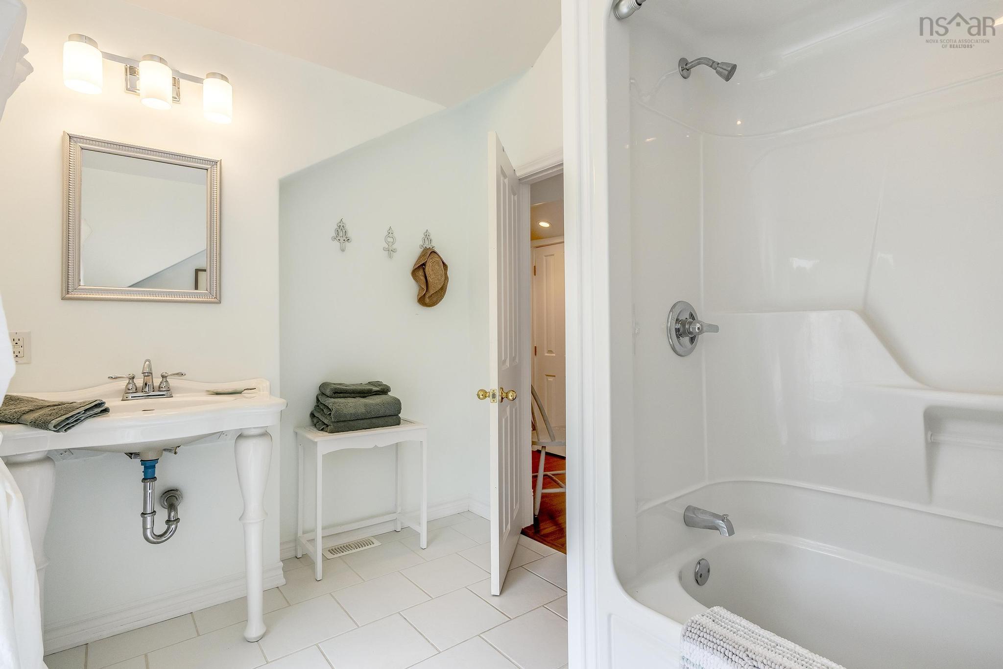 $1,095,000.00: 76 Montague Row, Digby