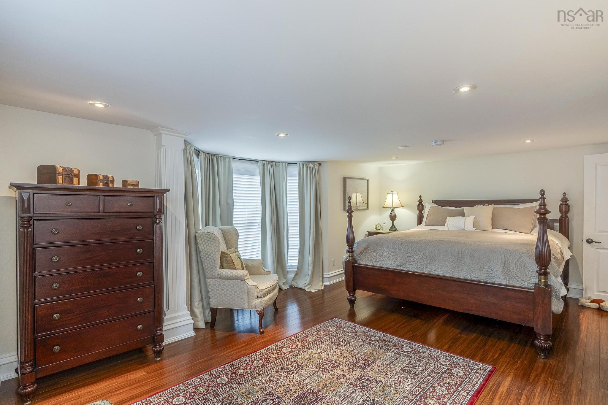 $1,095,000.00: 76 Montague Row, Digby