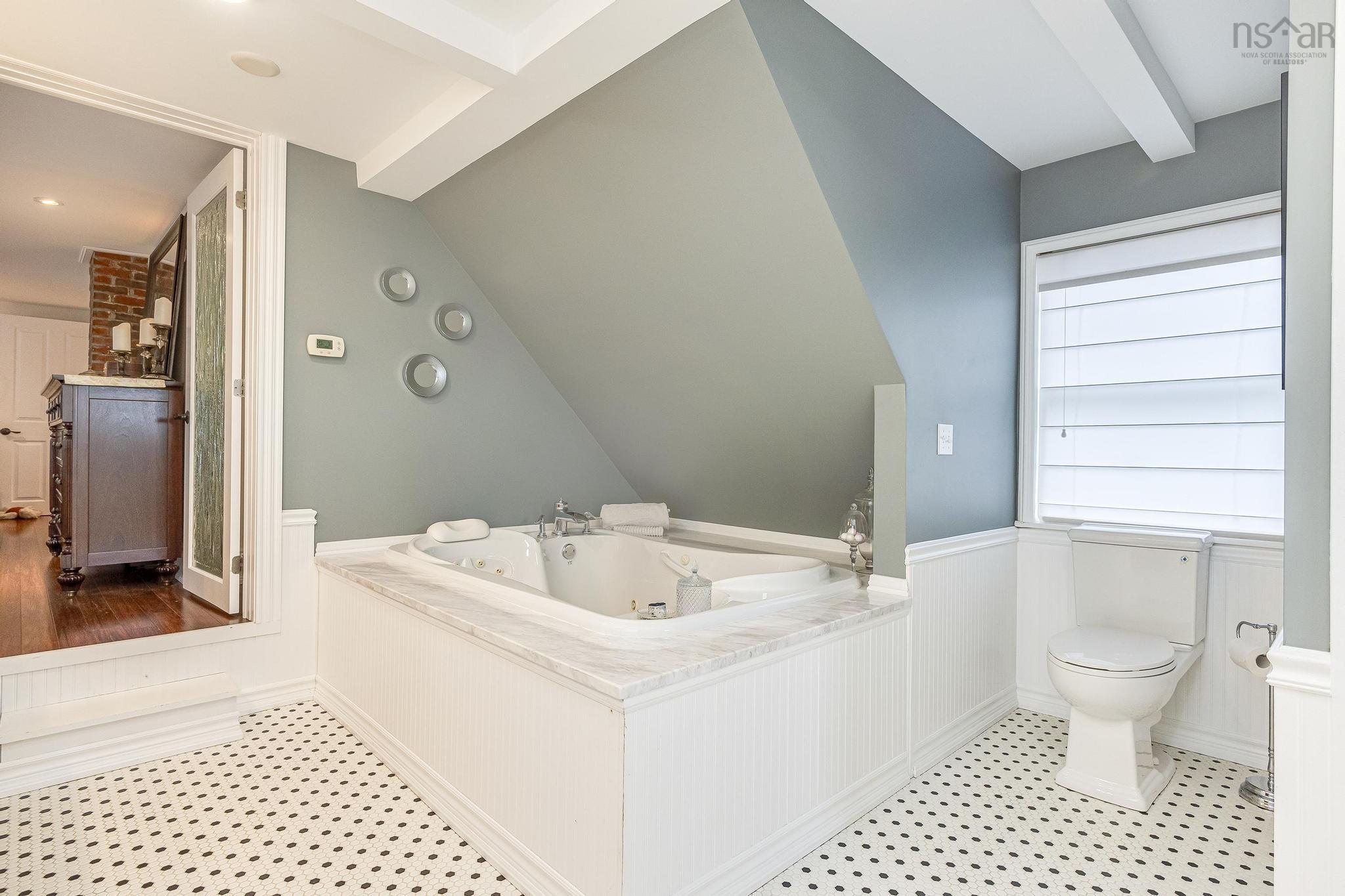 $1,095,000.00: 76 Montague Row, Digby
