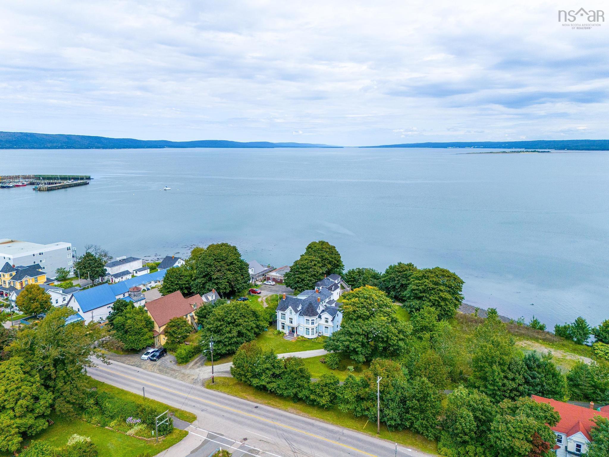 $1,095,000.00: 76 Montague Row, Digby
