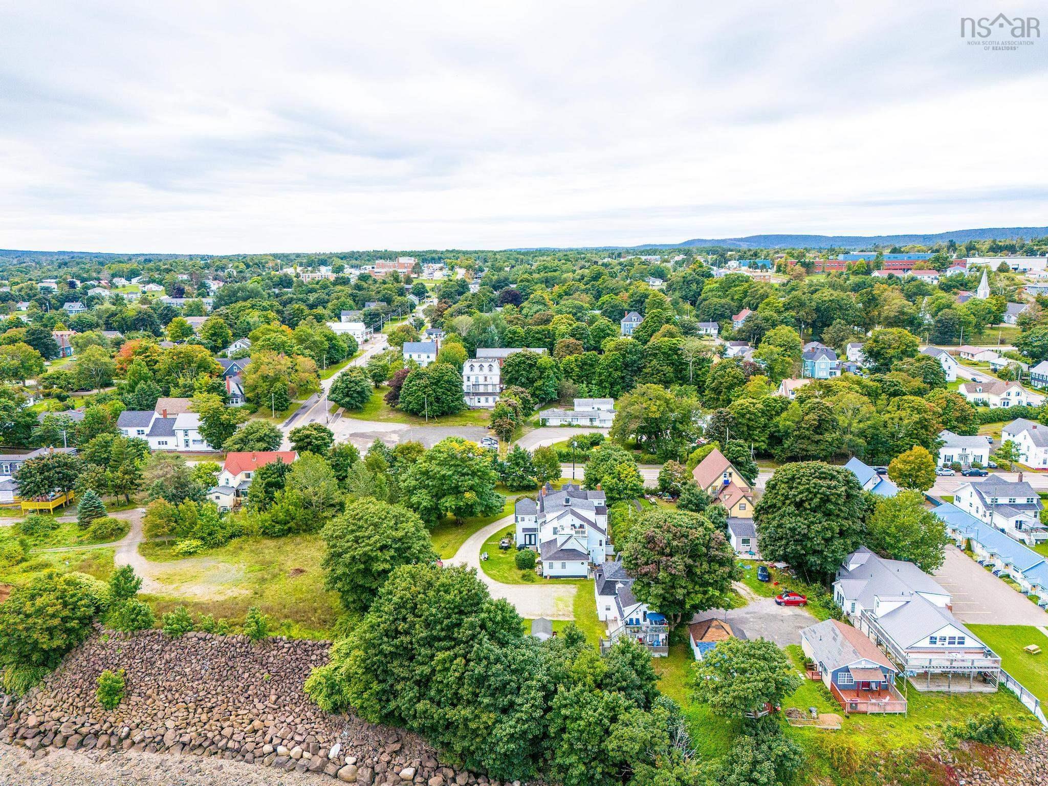 $1,095,000.00: 76 Montague Row, Digby